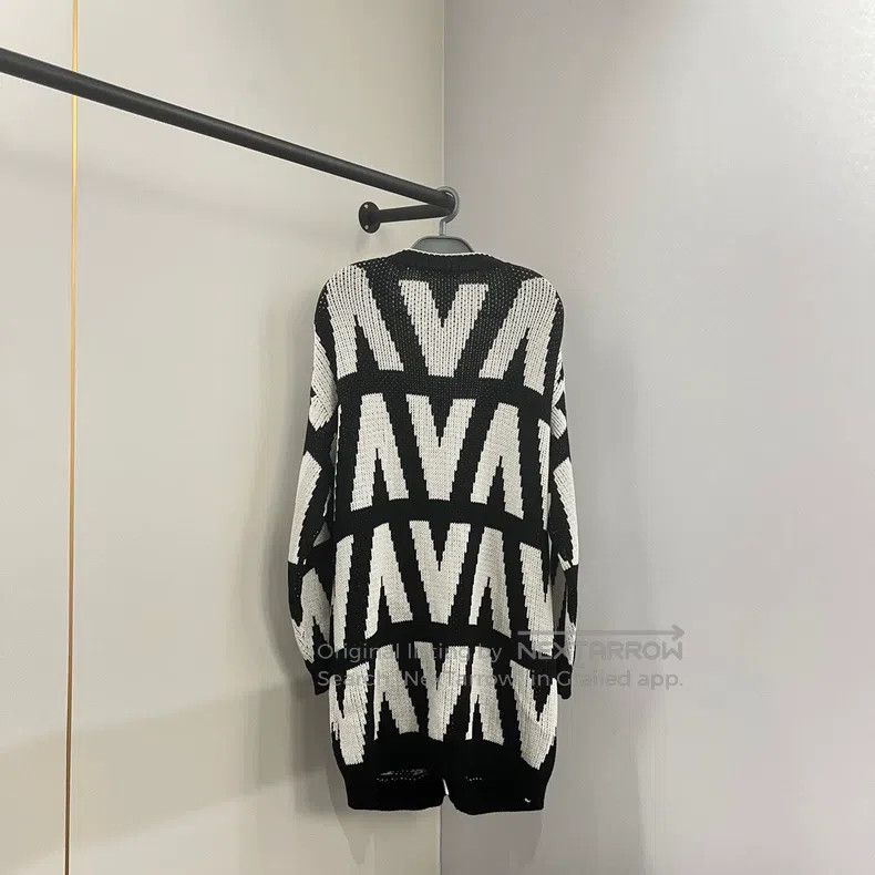 Valentino Valentino The V letter is full of printed sweaters Size S / US 4 / IT 40 - 2 Thumbnail