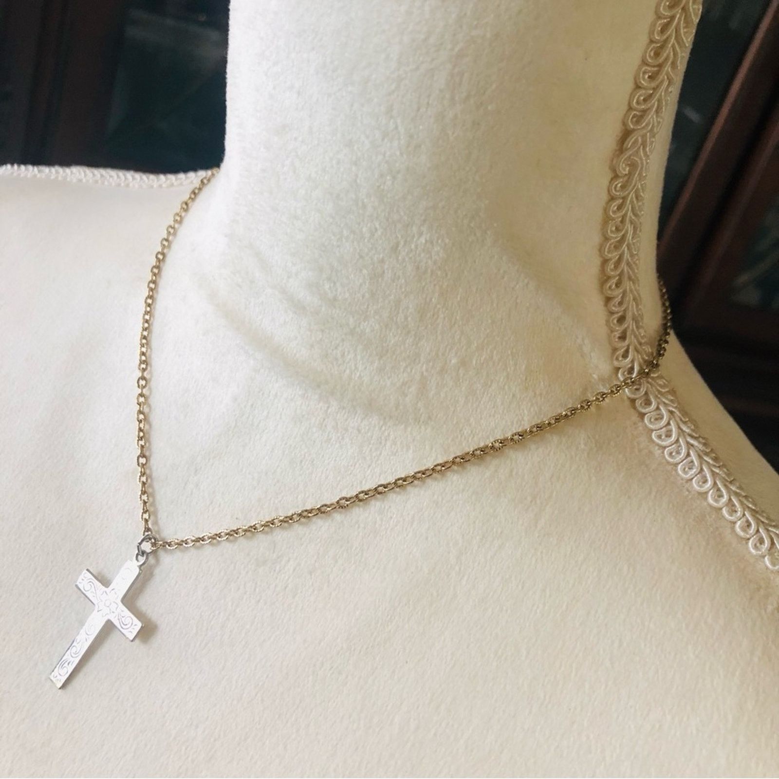 Vintage Vintage gold etched cross pendant on chain necklace Size ONE SIZE - 4 Thumbnail