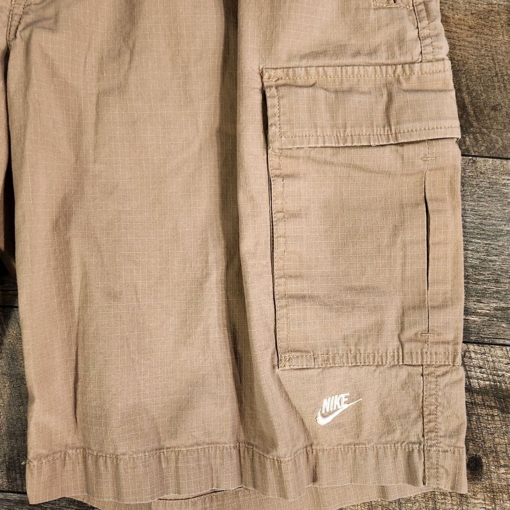 Nike VINTAGE Nike Cargo Shorts Mens Large Khaki Outdoors Fishing Ripstop Y2K Hiking Cargo Pocket Men Size L Beige Cotton Canvas Logo Size US 33 - 2 Thumbnail