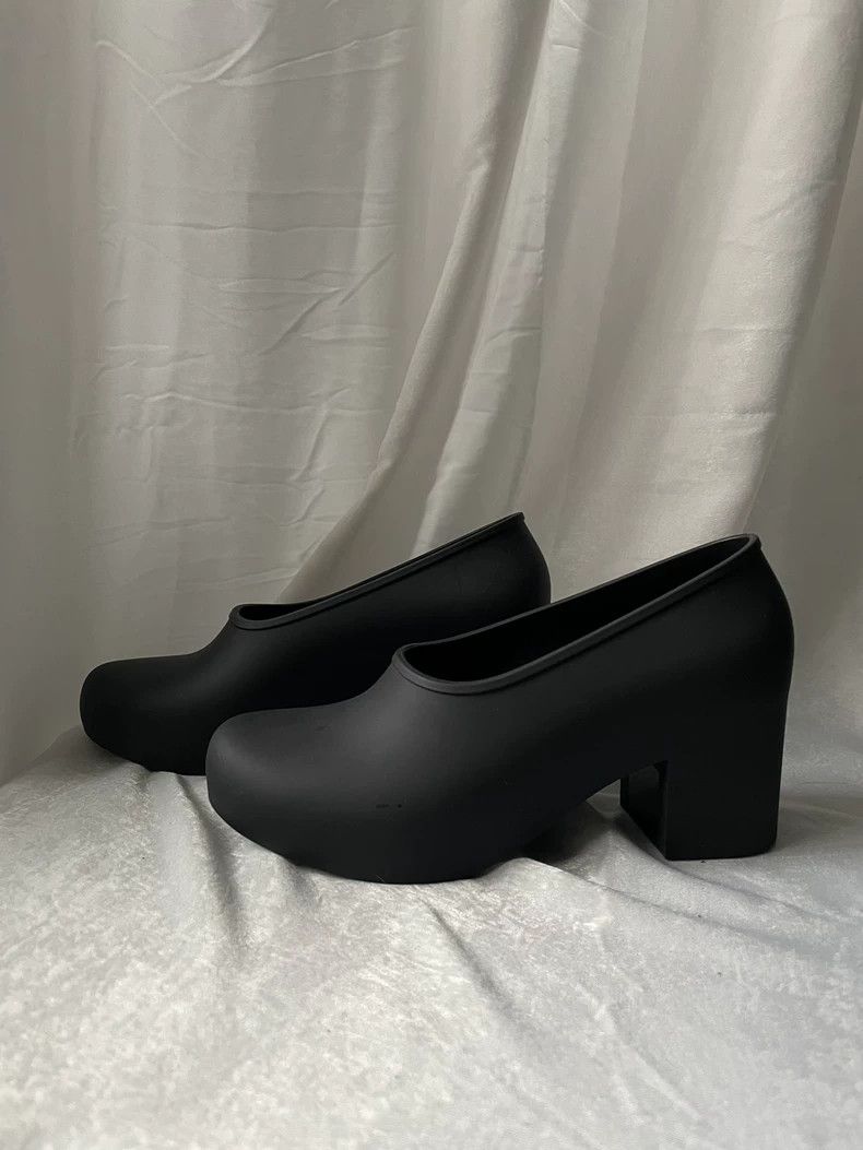 Comme des Garcons Comme des Garçons Medieval Women's Black Rubber Pumps Heels Size US 5.5 / IT 35.5 - 2 Thumbnail