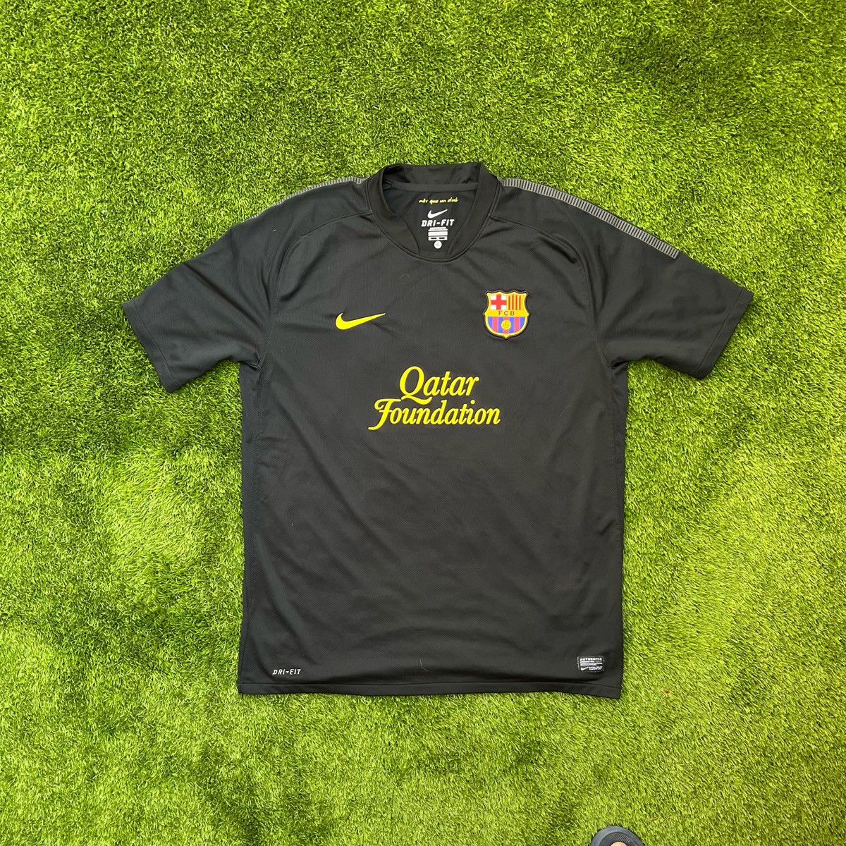 Nike FC Barcelona 2011/12 Away Jersey Nike Vintage Football Shirt Size US XL / EU 56 / 4 - 1 Thumbnail