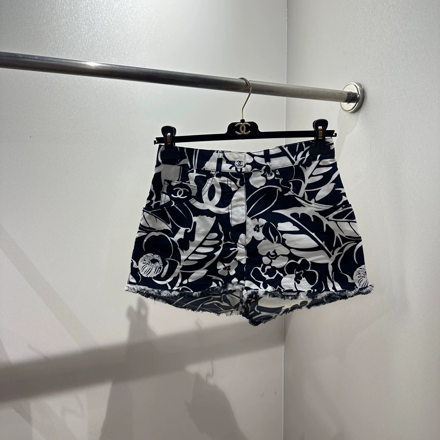 Chanel Chanel apr622 Camellia Logo Cotton Shorts 34 Size 25" / US 0 / IT 36 - 1 Thumbnail