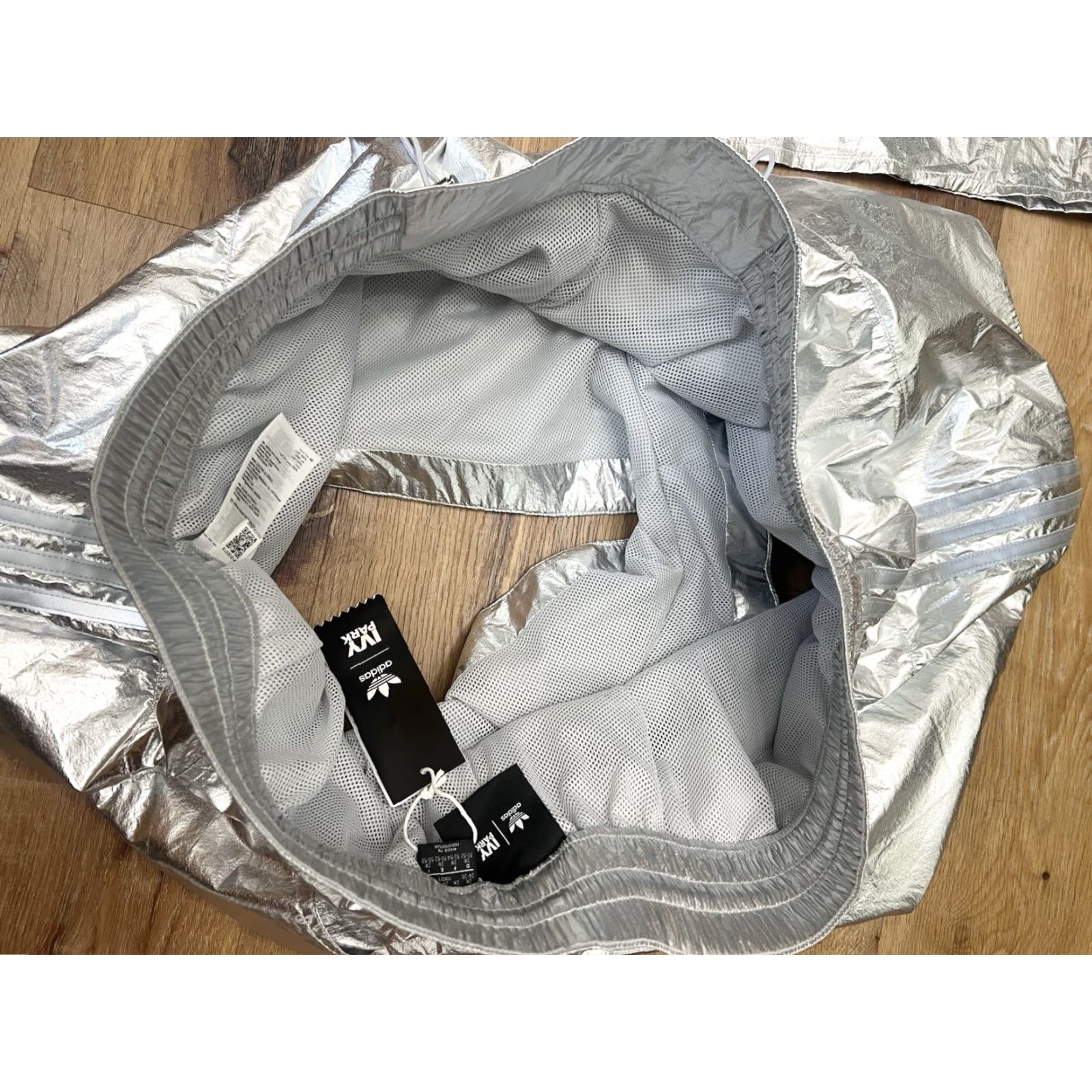 Adidas NWT Adidas Ivy Park Silver Metallic Sincher Shorts Shirt Set XXL Shirt Adult 2XL Silver Athletic Gym Running Womens Size XXL / US 16-18 / IT 52-54 - 7 Thumbnail