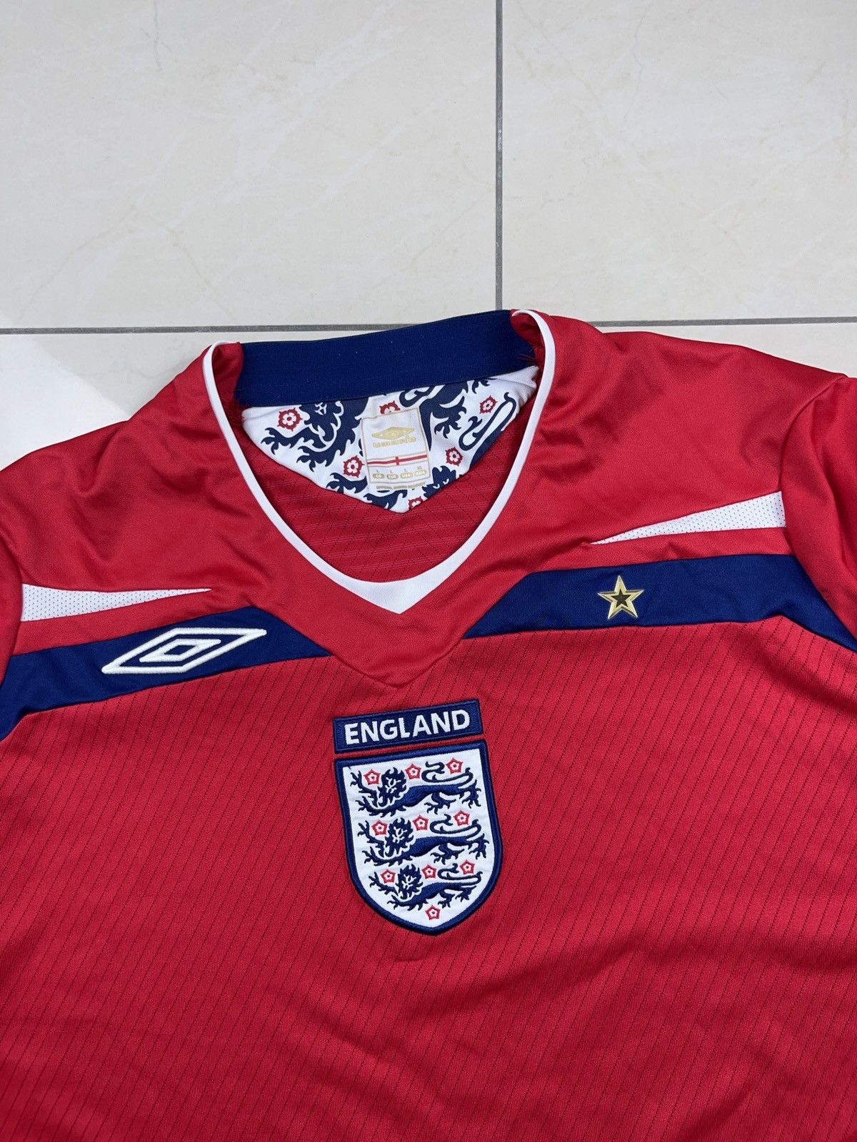 Umbro × Vintage ➕ umbro England 2008/2010 red soccer jersey center logo Size US L / EU 52-54 / 3 - 3 Thumbnail