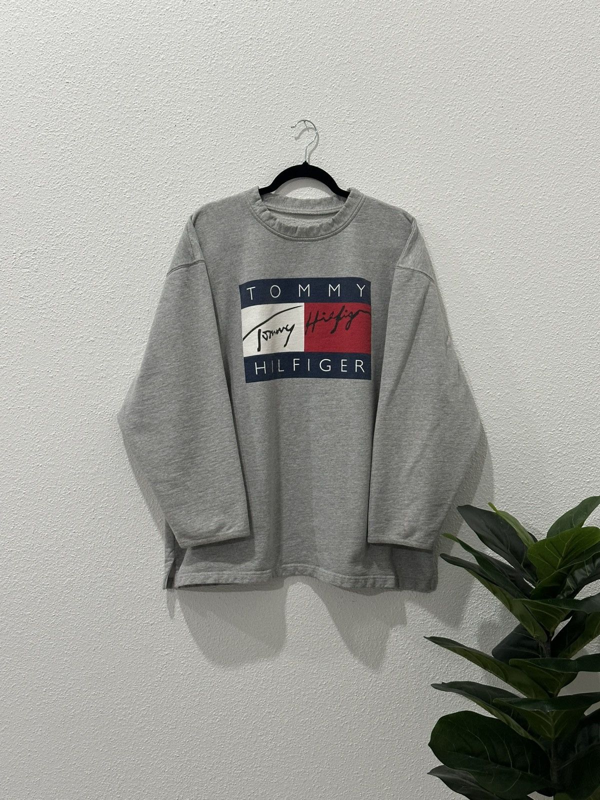 Tommy Hilfiger Vintage 90s Tommy Hilfiger Big Logo Crewneck Sweatshirt XL Size US XL / EU 56 / 4 - 1 Thumbnail