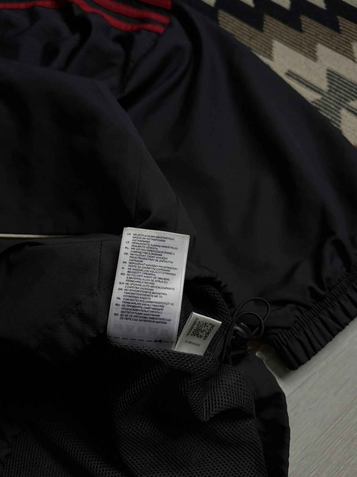 Adidas Vintage Adidas Liverpool 09/10 Carlsberg Nylon Jacket Size US L / EU 52-54 / 3 - 12 Thumbnail