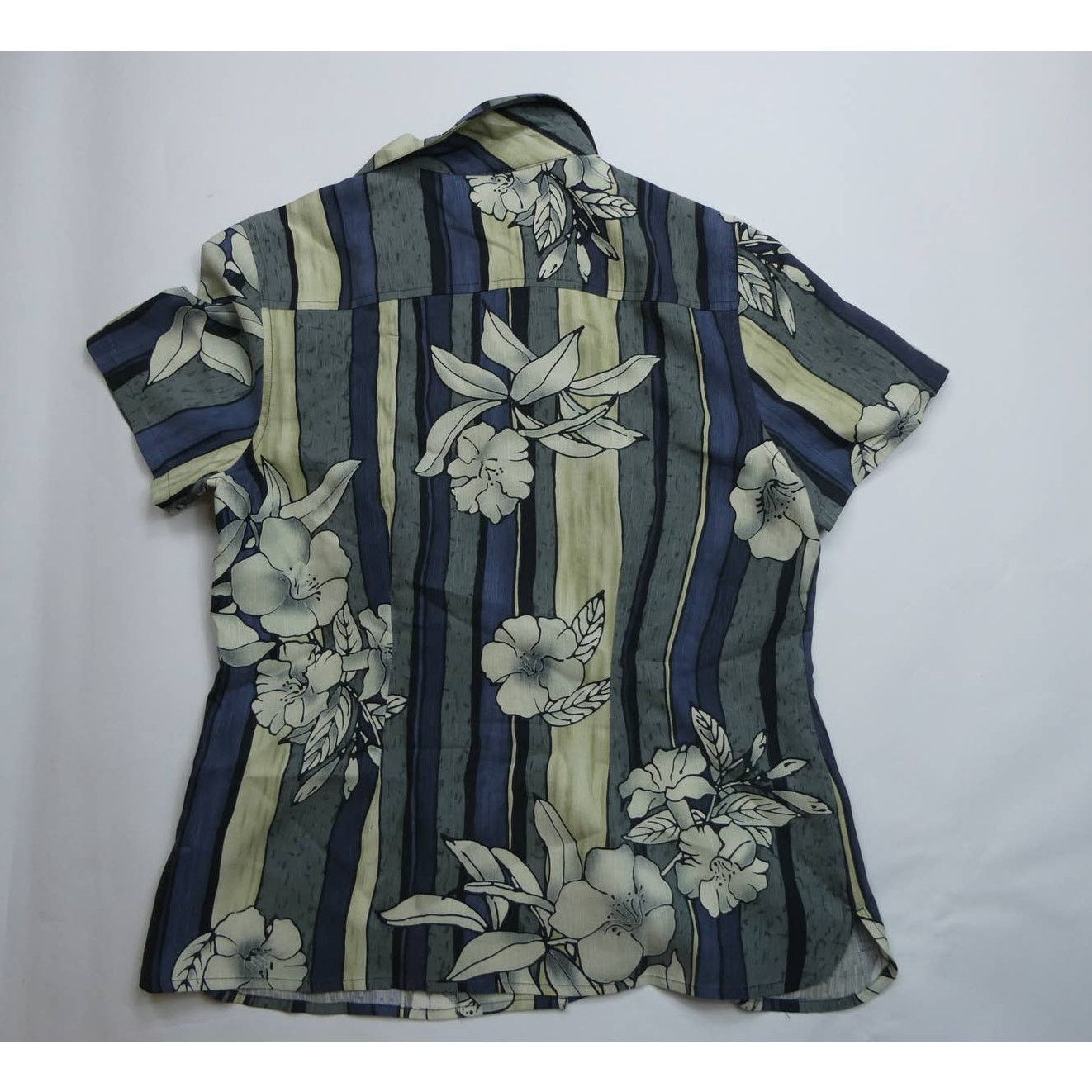 Tommy Bahama women's TOMMY BAHAMA 100% silk short sleeve shirt, XS, NEW Size XS / US 0-2 / IT 36-38 - 2 Thumbnail