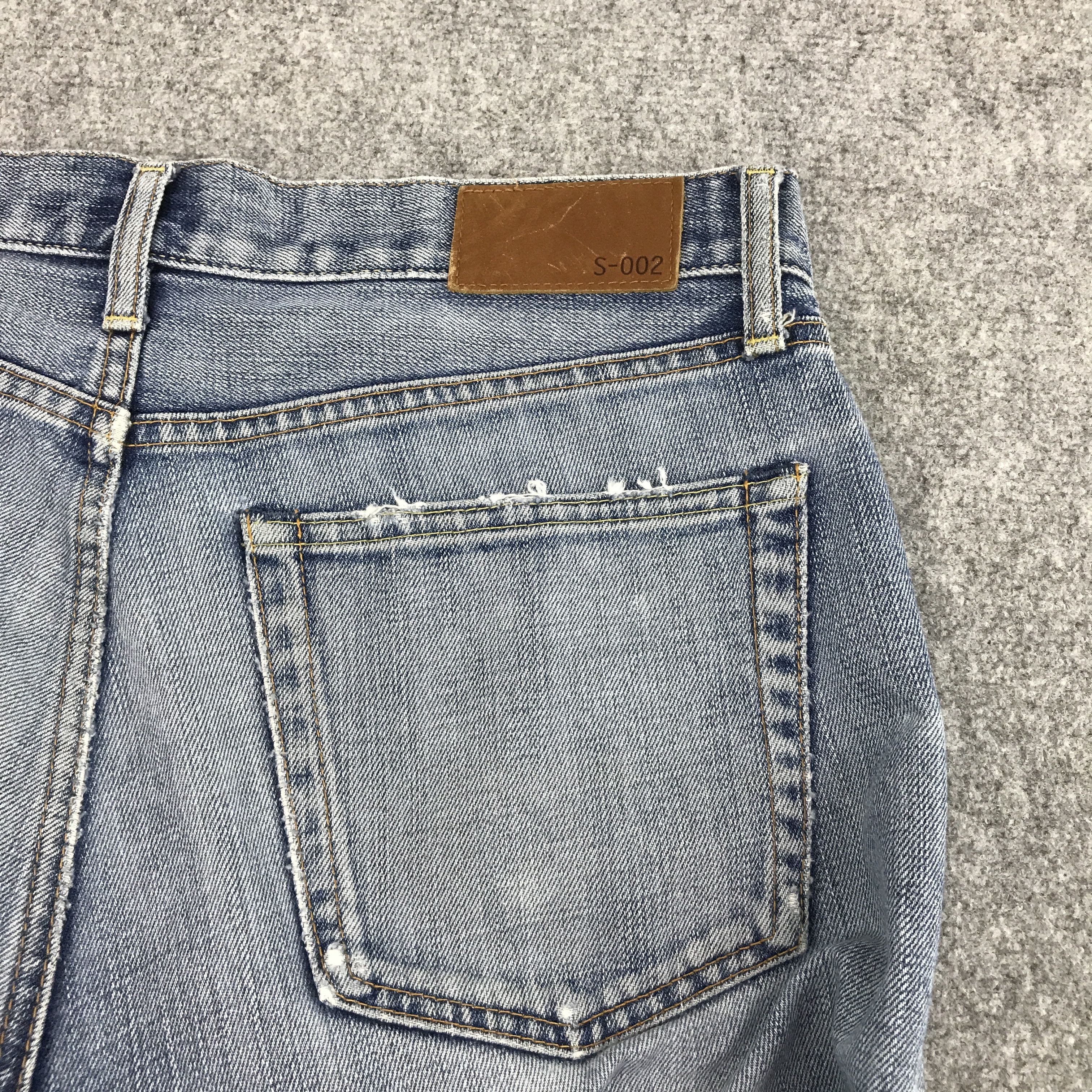 Jun Takahashi × Uniqlo JAPANESE UNIQLO DISTRESSED DENIM JEANS Size US 32 / EU 48 - 9 Thumbnail