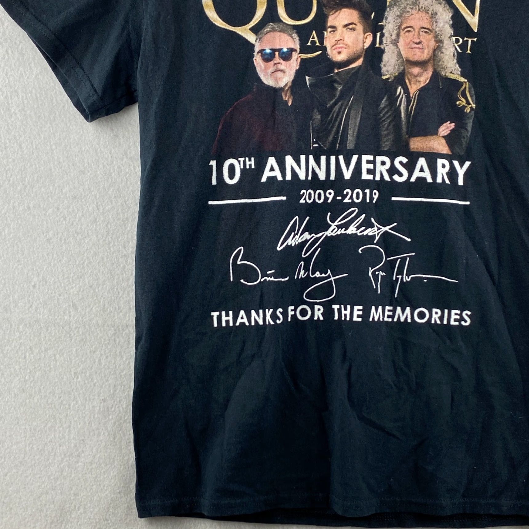 Gildan Queen Concert Shirt Small Mens Black Gildan T-Shirt Rock & Pop 10th Anniversary Signed CSS Sticker Logo Short Sleeve Top Mens Size US S / EU 44-46 / 1 - 4 Thumbnail