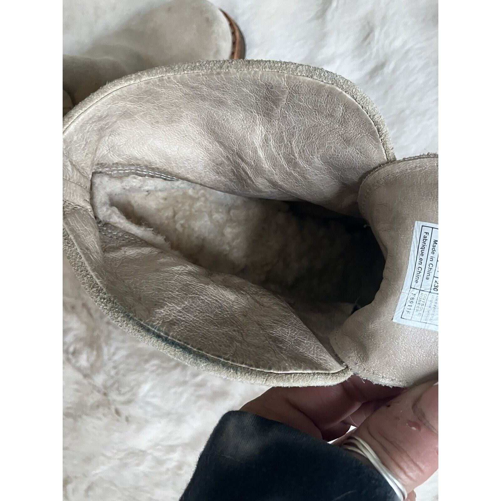 Ugg UGG Mini boots Women's Sand 1 1/2 inch heel fur inside sz 6 Size US 6 / IT 36 - 7 Thumbnail