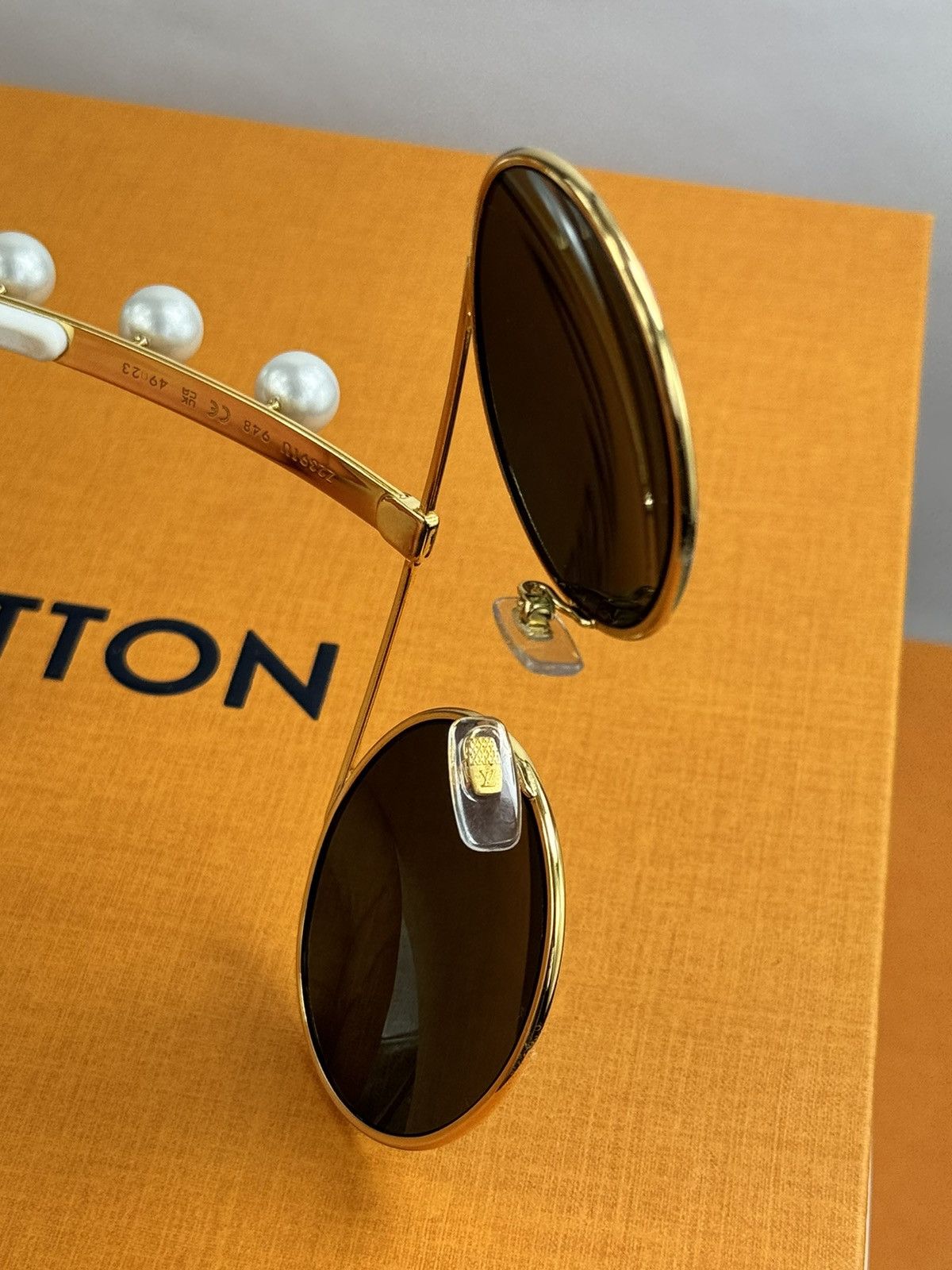 Louis Vuitton LV WIRE DE RIGO PEARL HEAD SUNGLASSES (VERY RARE MTO PIECE) Size ONE SIZE - 8 Thumbnail