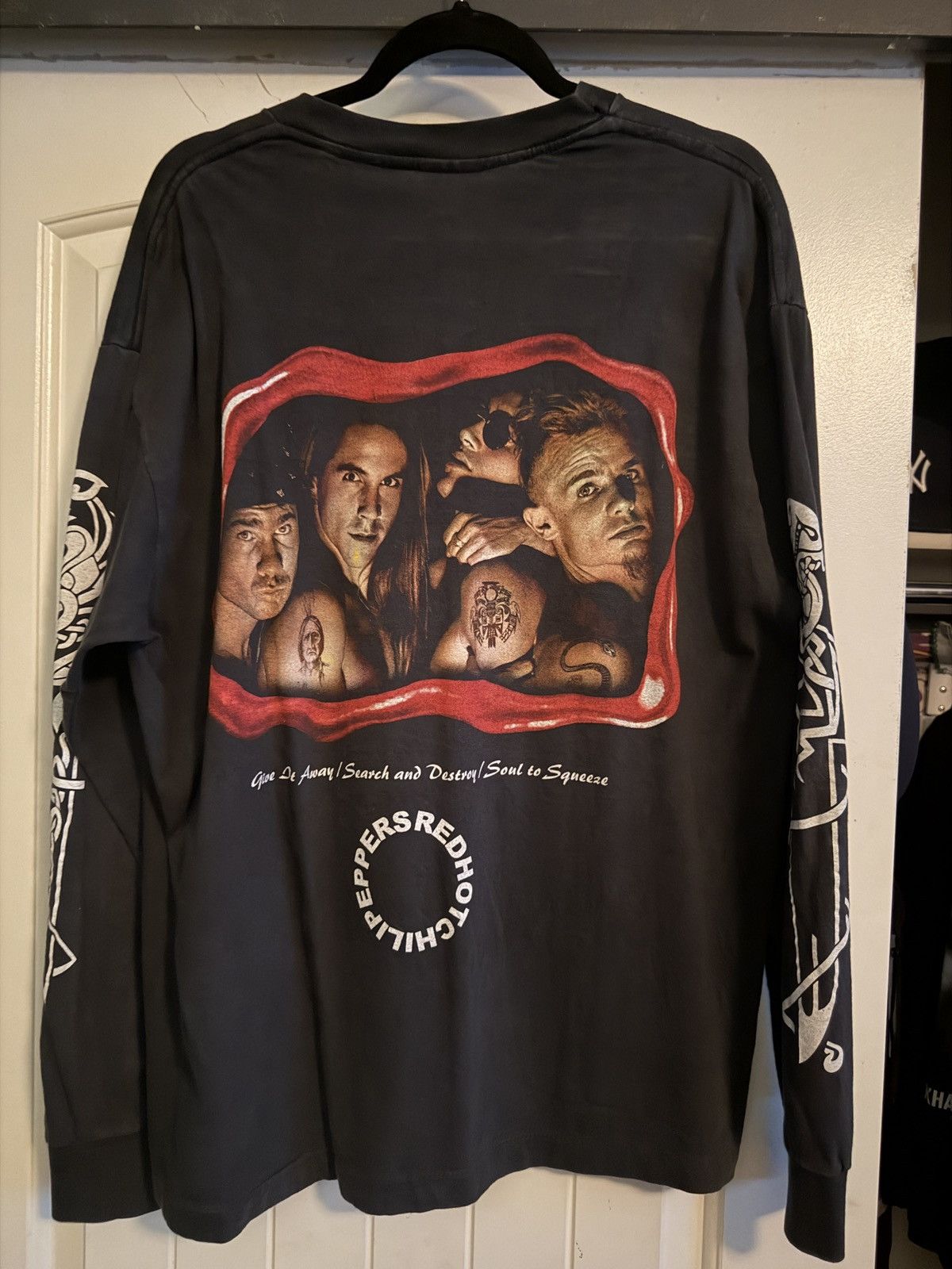 Vintage Red hot chuli peppers longsleeve xl Size US XL / EU 56 / 4 - 5 Thumbnail