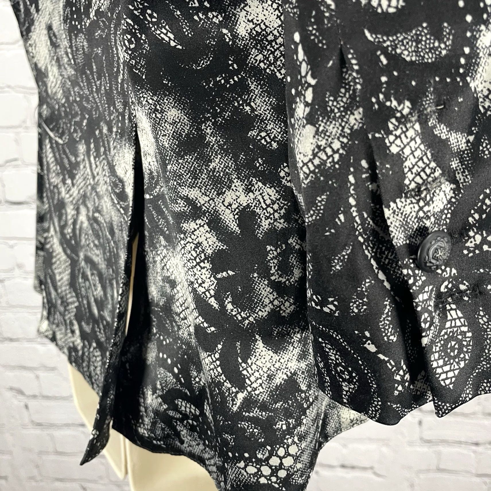 Vintage VINTAGE Bellatrix Black Lace Printed Lightweight Stretch Blazer Jacket Small S Button Size S / US 4 / IT 40 - 5 Thumbnail
