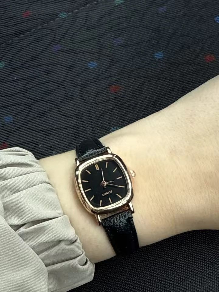 Jewelry 2000s vintage style cute square black leather luxury watch Size ONE SIZE - 1 Thumbnail