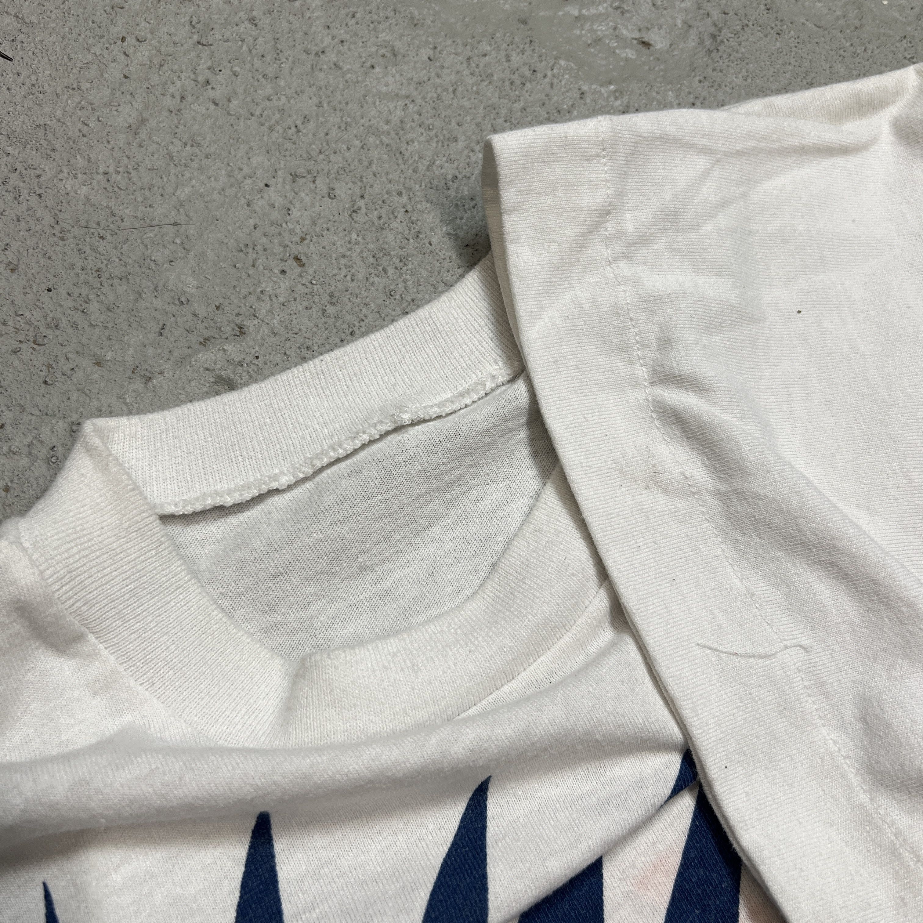 Vintage Vintage 1990s Outloud Rare Promo White Tee Hand Mouth Size US L / EU 52-54 / 3 - 6 Thumbnail