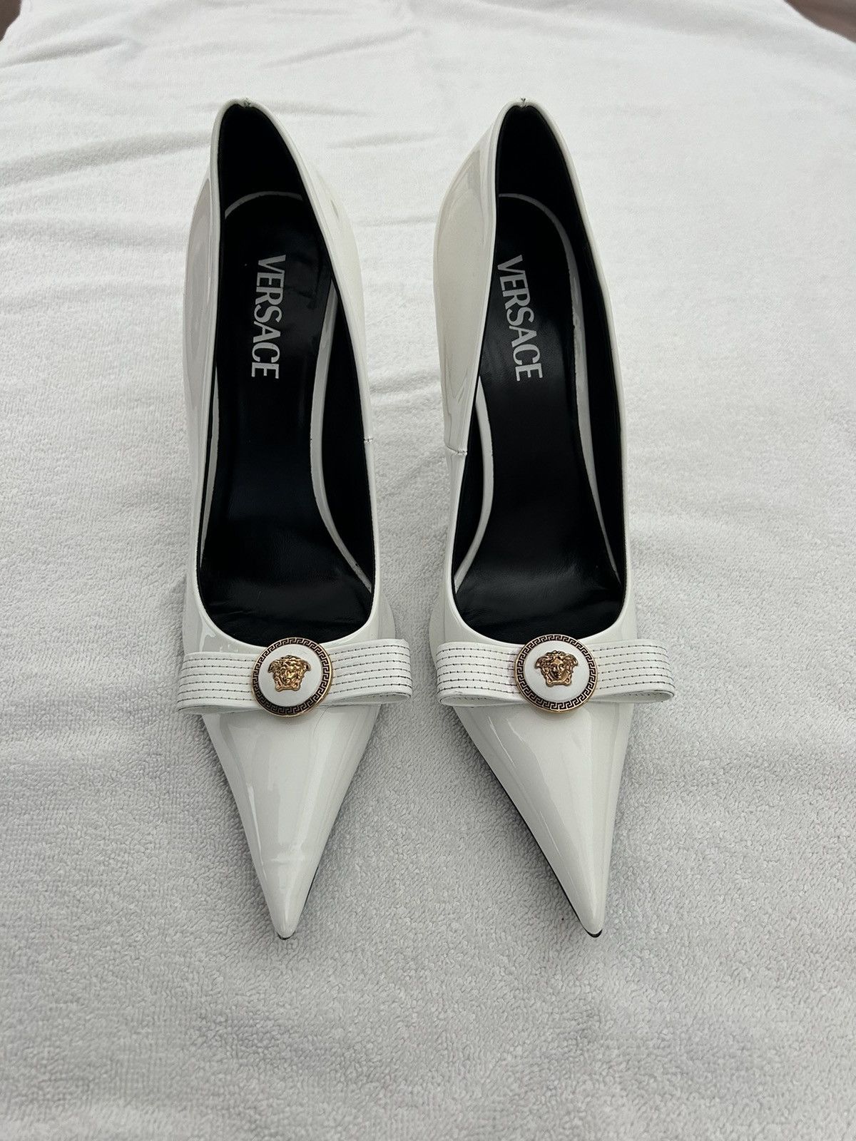 【関税&送料込】Versace Gianni Ribbon Gianni Ribbon patent leather slingback pumps in black