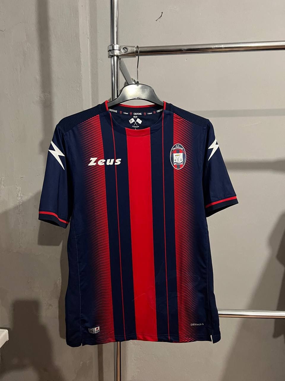 Sports Specialties 2018/19 CROTONE FC HOME SOCCER JERSEY FOOTBALL SHIRT ZEUS L Size US L / EU 52-54 / 3 - 2 Thumbnail