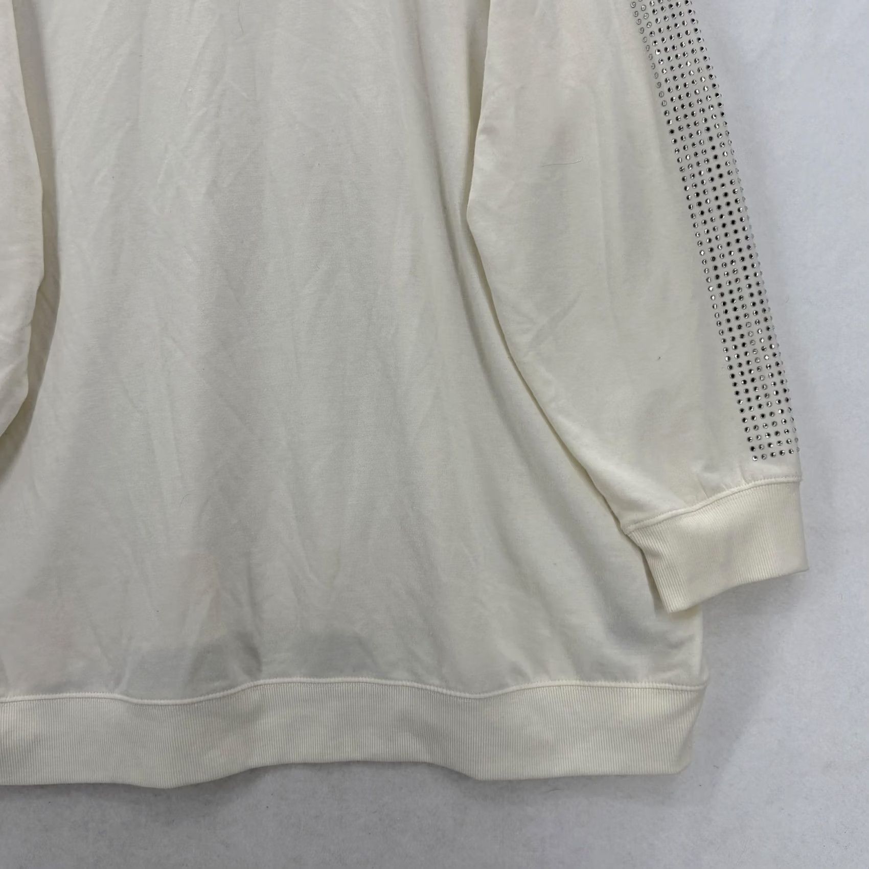 Torrid Torrid Sweatshirt Womens 5X White Rhinestone Sleeve Scoop Neck Raglan Pullover Size XXL / US 16-18 / IT 52-54 - 3 Thumbnail