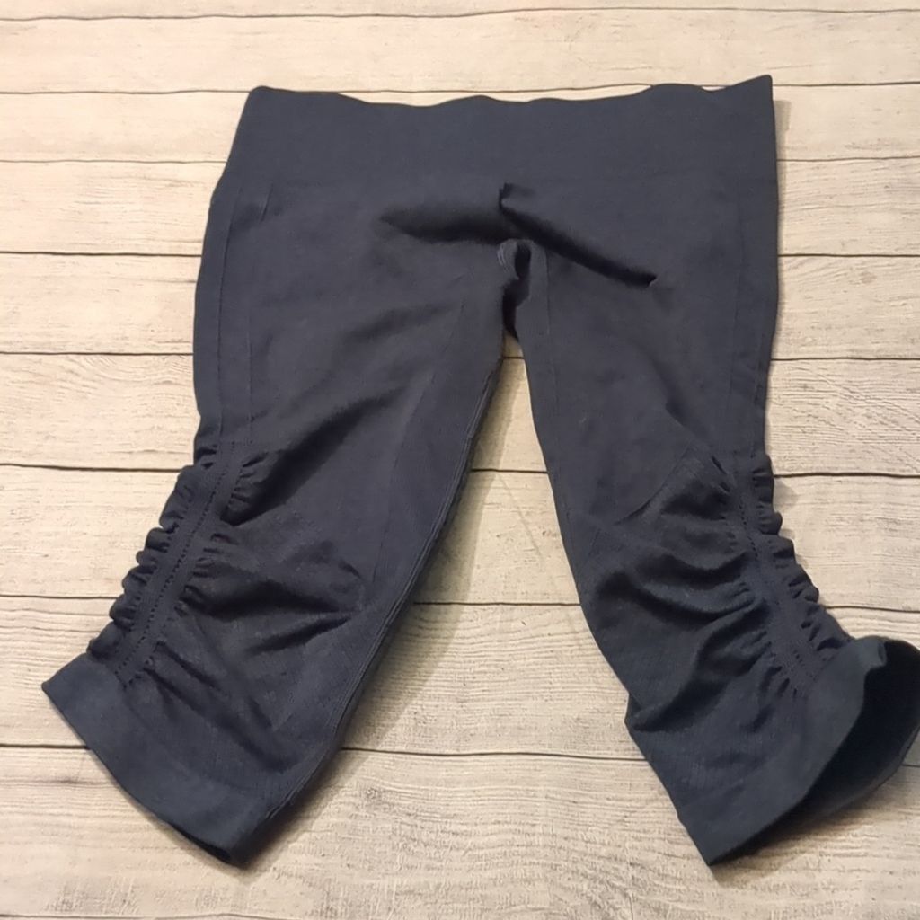Lululemon Lululemon blue flow crop leggings size 6 Size 28" / US 6 / IT 42 - 1 Thumbnail