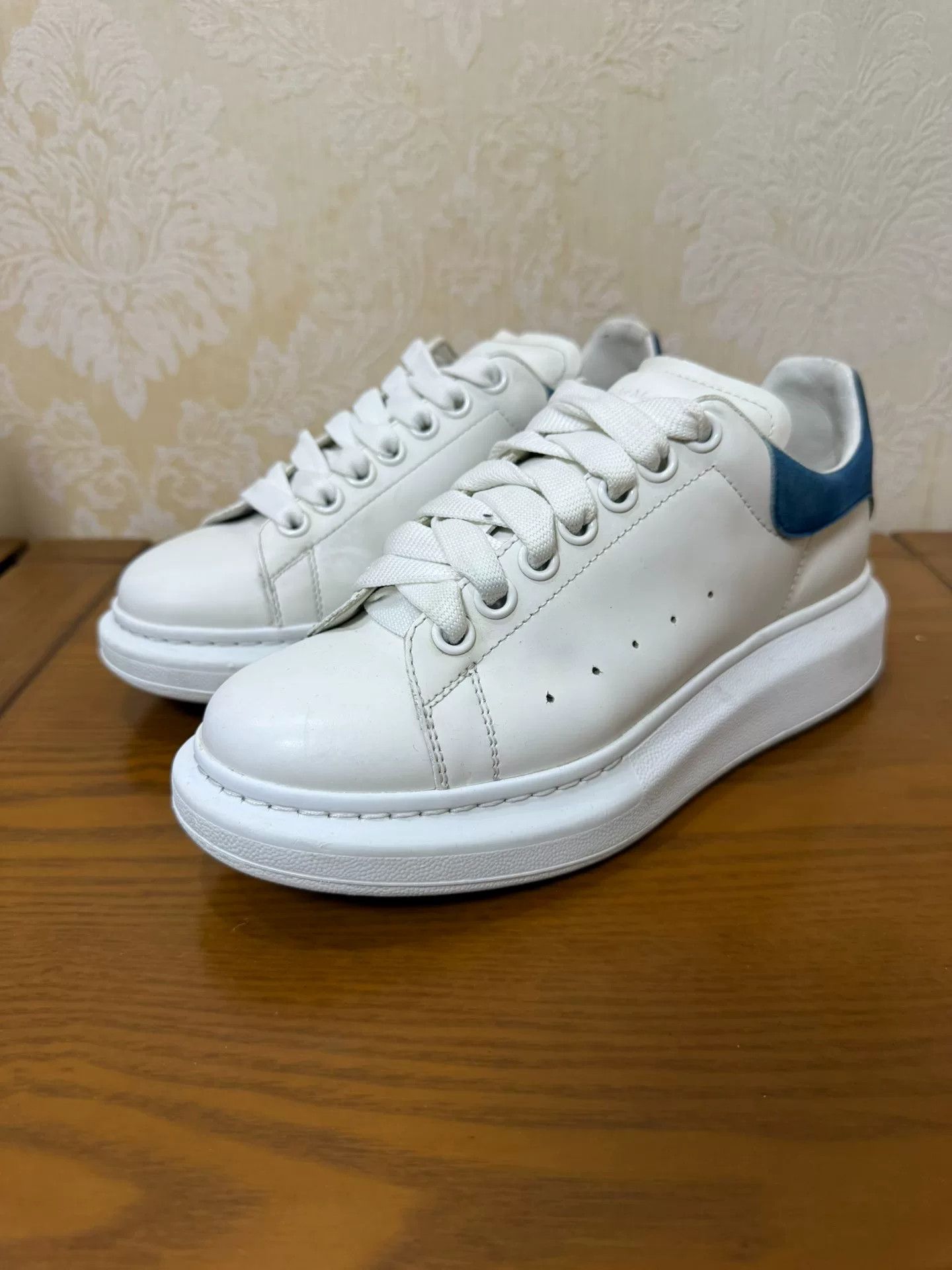 Alexander McQueen Alexander McQueen White Lowtop Sneakers us_7 Women Size US 7 / IT 37 - 1 Thumbnail