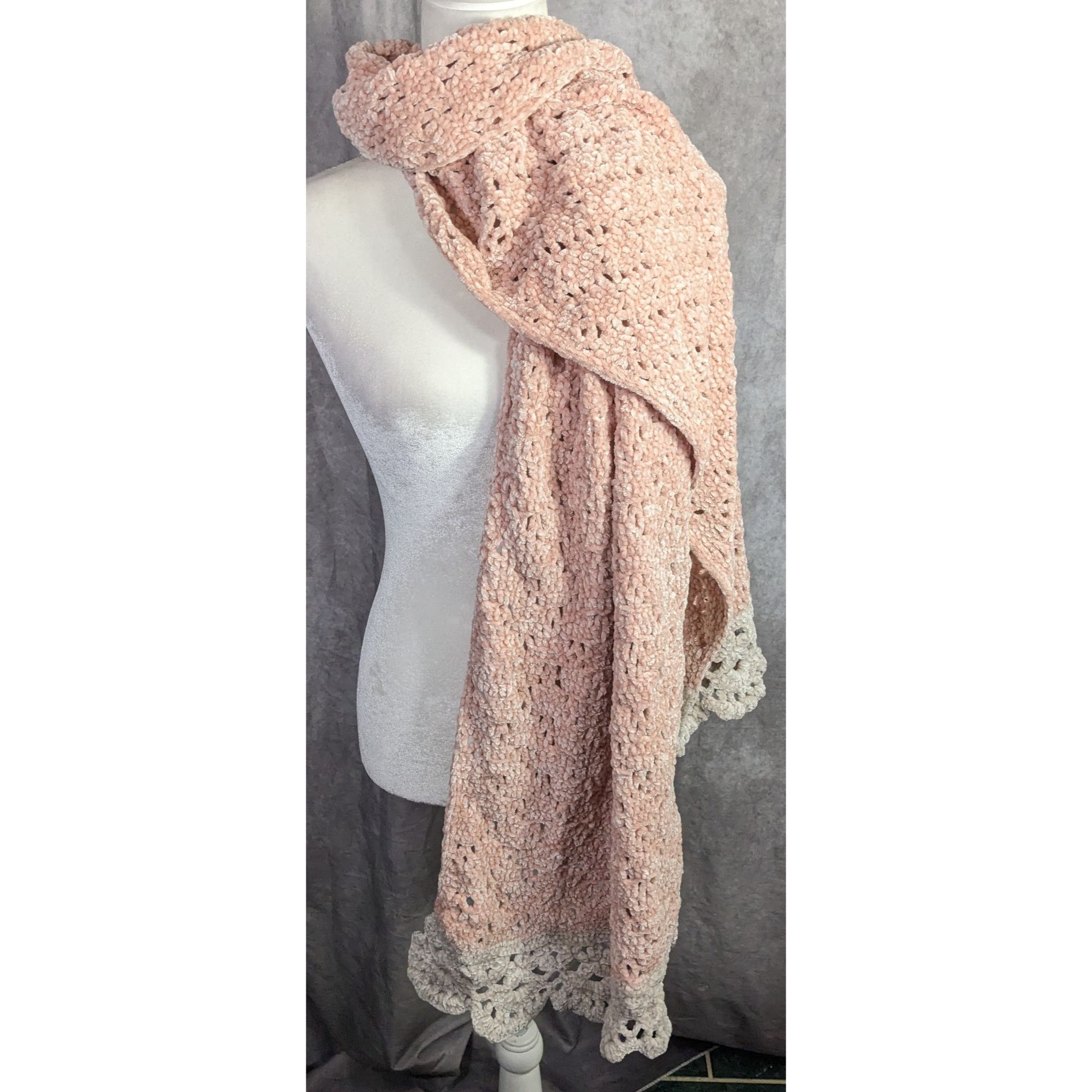 Handmade Handmade Vintage Chenille Crochet Scarf With Scalloped Trim Size ONE SIZE - 10 Thumbnail
