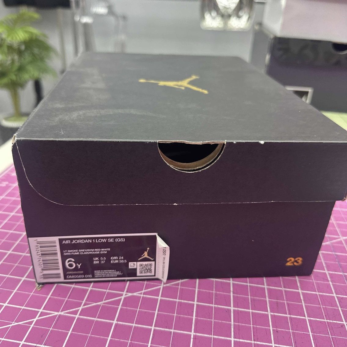 Jordan Brand Air Jordan 1 Low Light Smoke Grey Gym Red SE GS Youth 6Y Size US 6 / EU 39 - 7 Thumbnail