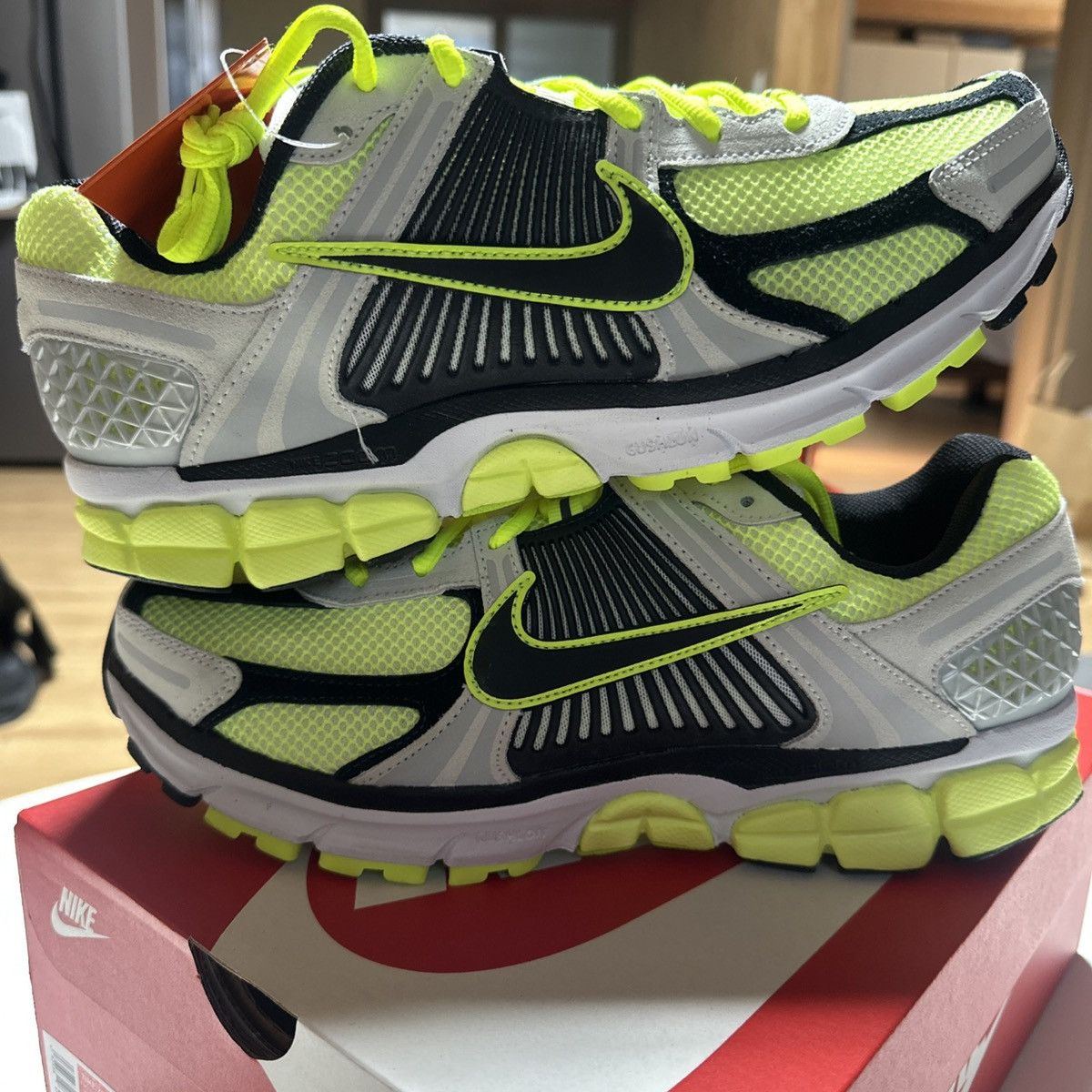 Nike *NEW* SZ 10.5 MENS, 12 WMNSN VOMERO 5 LIFE LIME VOLT/ NEON Size US 10.5 / EU 43-44 - 2 Thumbnail