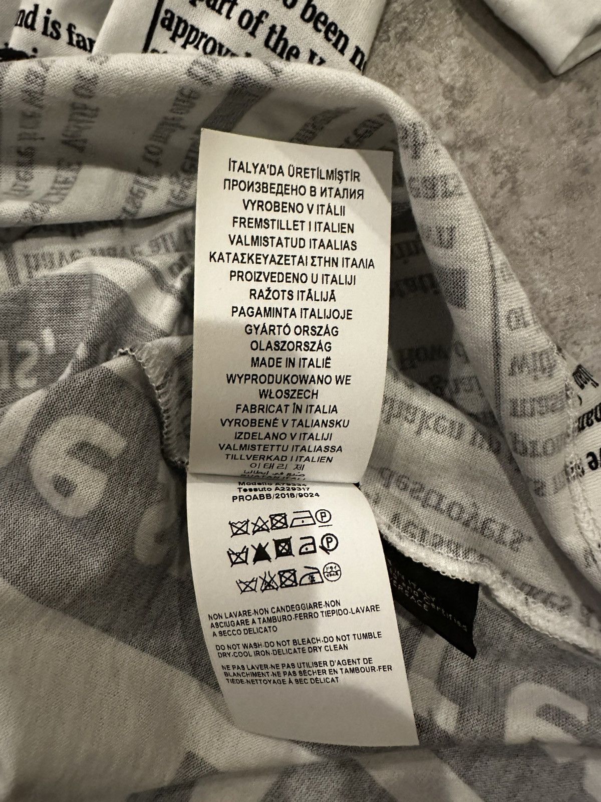 Versace Versace Newspaper Print T-shirt Size US S / EU 44-46 / 1 - 5 Thumbnail