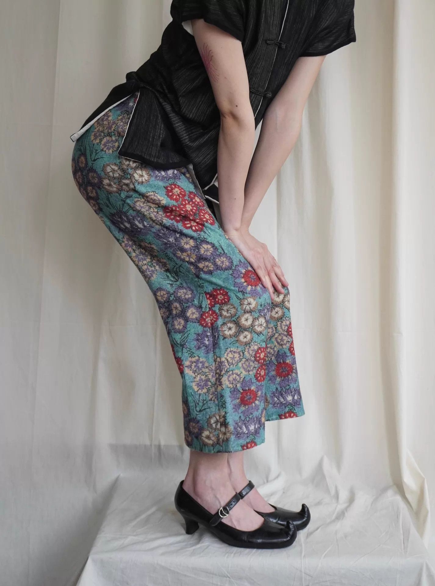 Yohji Yamamoto Yohji Yamamoto 04aw Ethnic Flower Print Wide 7/8 Pants Size 26" / US 2 / IT 38 - 1 Thumbnail
