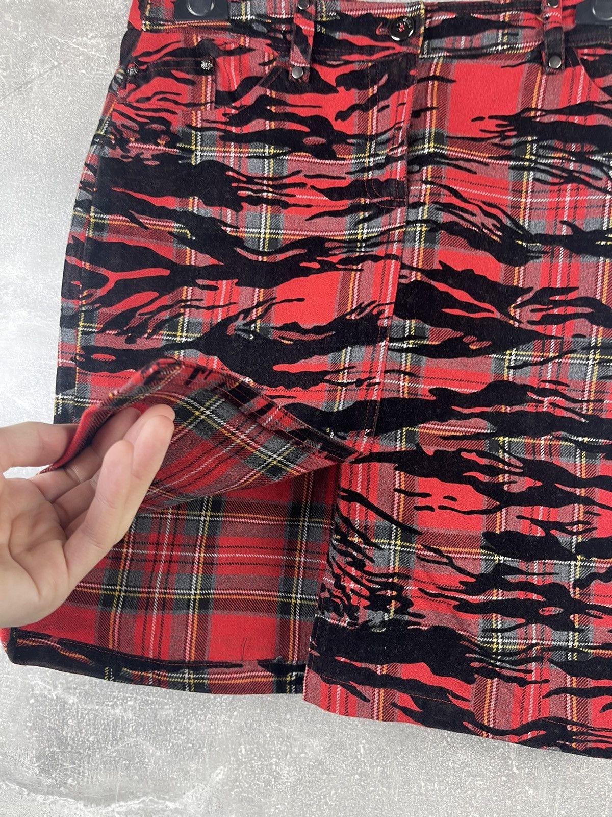Versace × Versus Versace Versus Versace Archive Runway Red /Black Tartan Camo Skirt Size 27" / US 4 / IT 40 - 8 Thumbnail