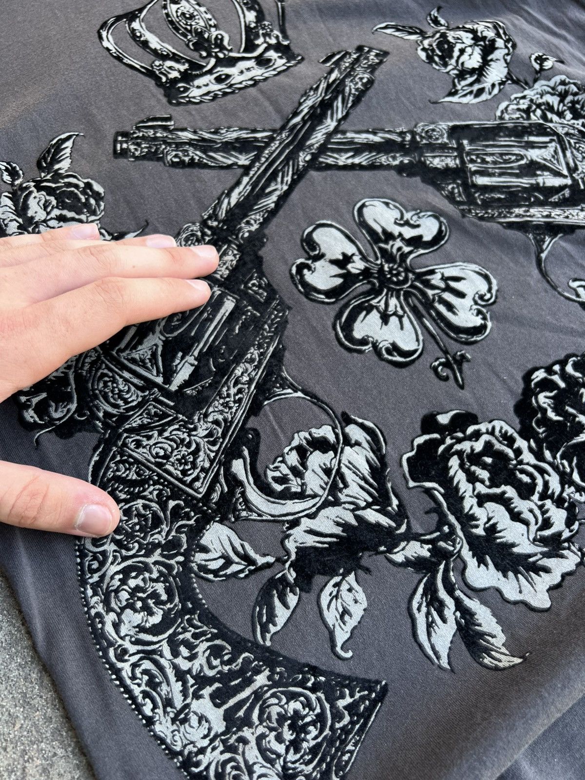Dolce & Gabbana Dolce & Gabbana BigLogo Tshirt Guns Roses Crown Velvet Print Size US S / EU 44-46 / 1 - 4 Thumbnail