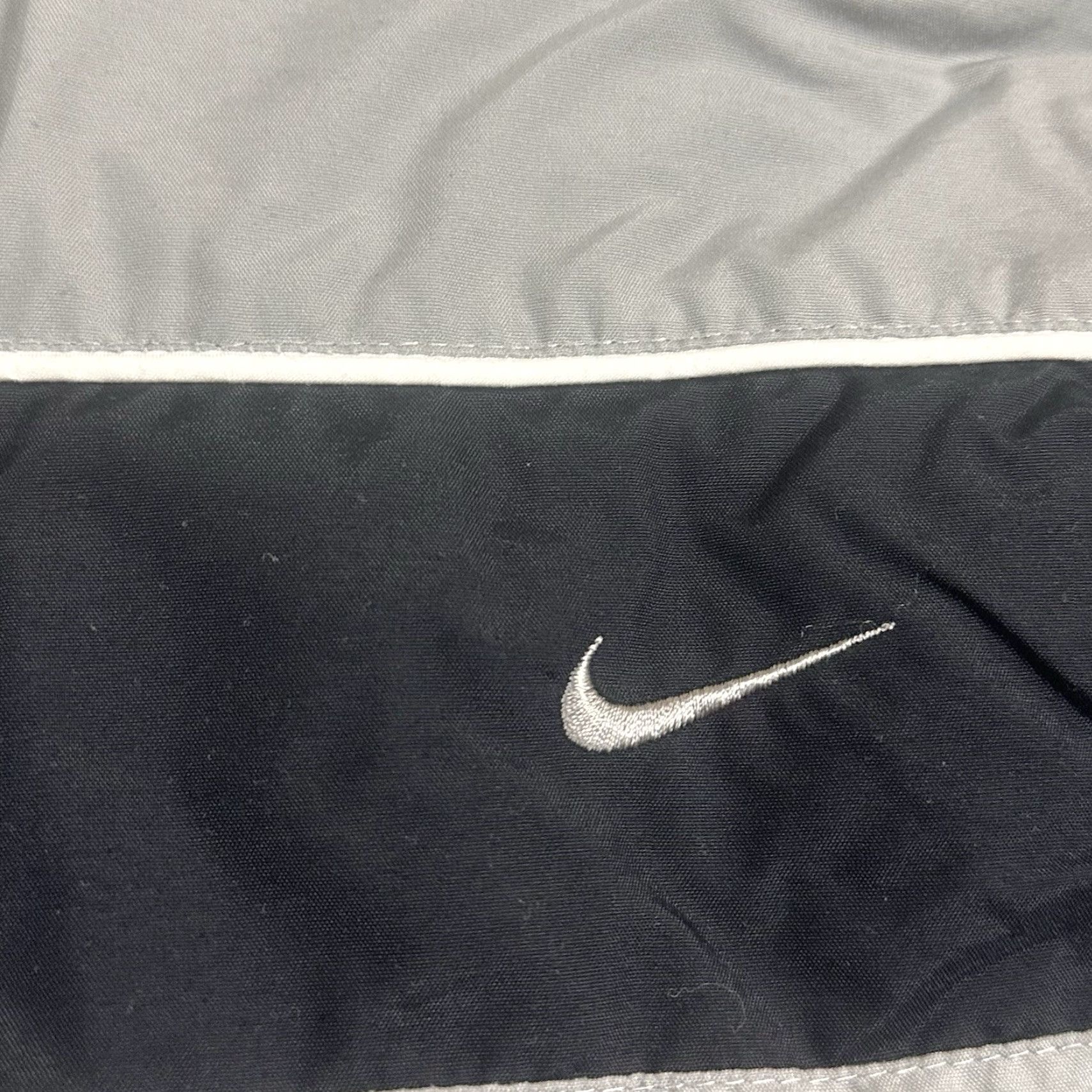 Nike VINTAGE Nike Windbreaker Jacket Mens Large Gray Mini Swoosh Y2K Size US L / EU 52-54 / 3 - 4 Thumbnail