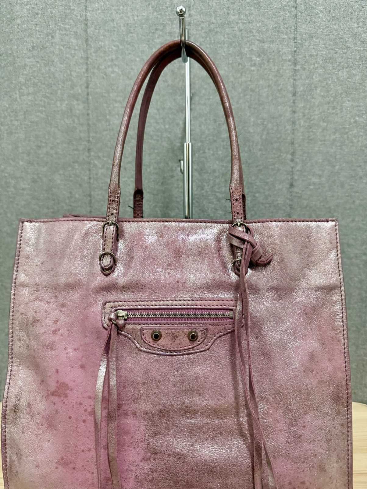 Balenciaga 2010 Balenciaga Metallic Leather Papier A5 Tote in pink Size ONE SIZE - 2 Thumbnail