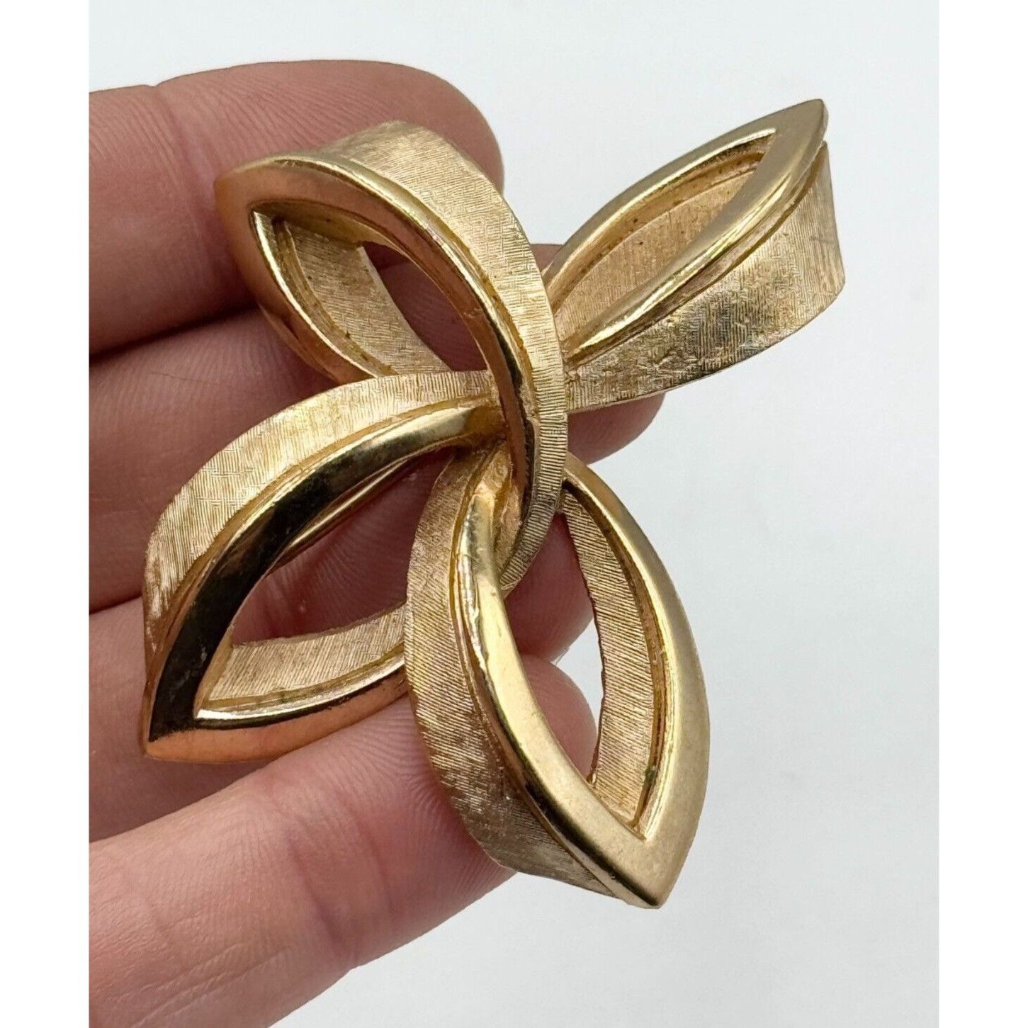 Vintage Vintage Crown Trifari Brushed Gold Brooch Pin Size ONE SIZE - 1 Thumbnail
