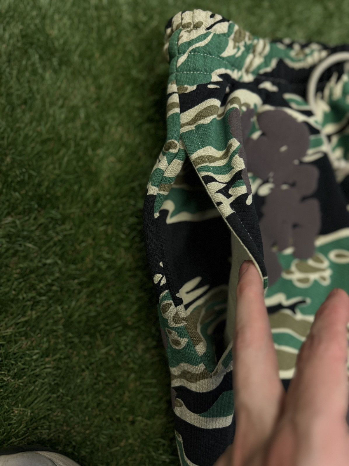 DENIM TEARS Denim Tears Cotton Wreath Camo Sweatpants Size XXL NEW Size US 36 / EU 52 - 7 Thumbnail