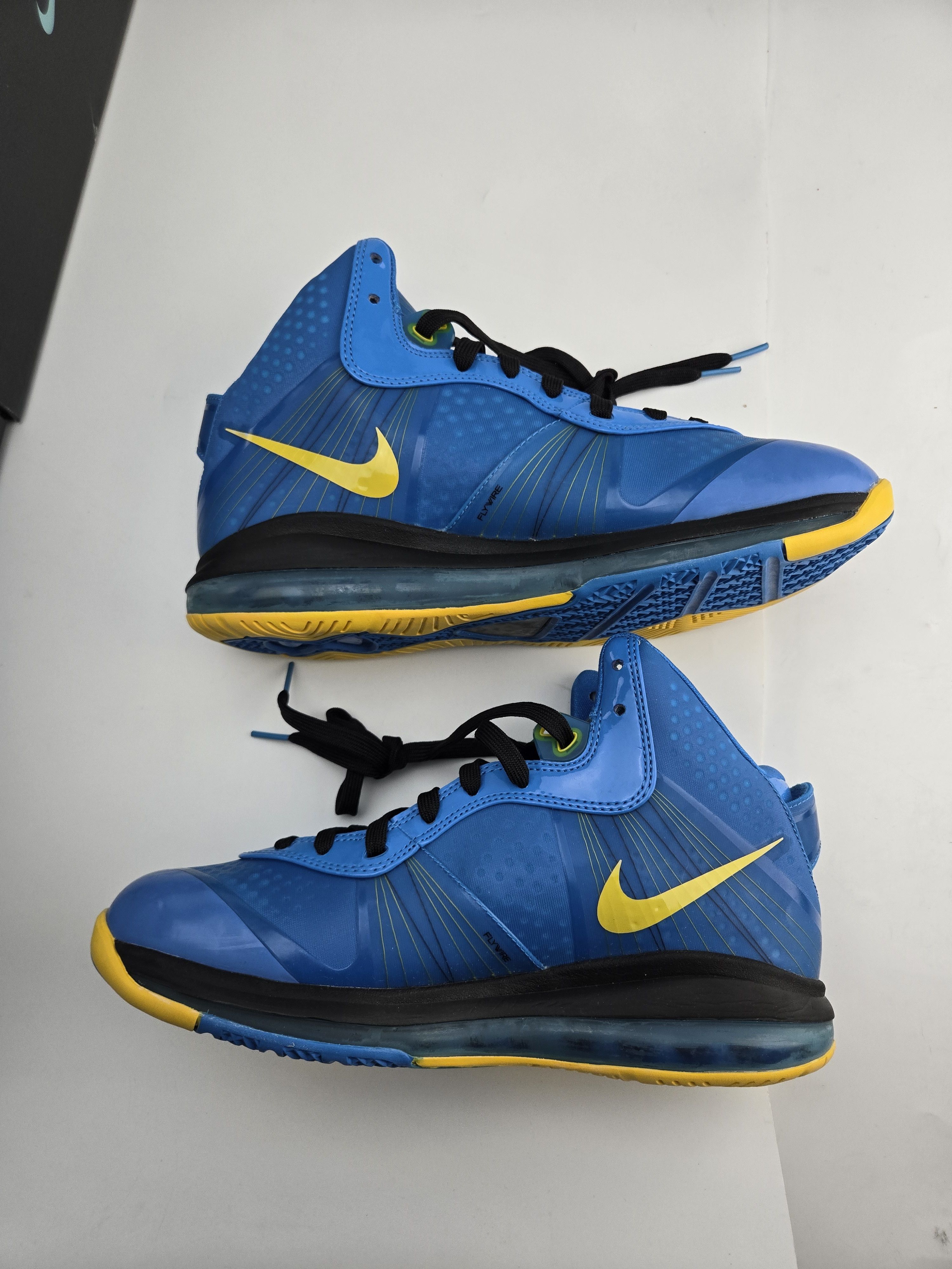 Nike Lebron 8 V/2 Entourage DS Size US 9.5 / EU 42-43 - 1 Thumbnail