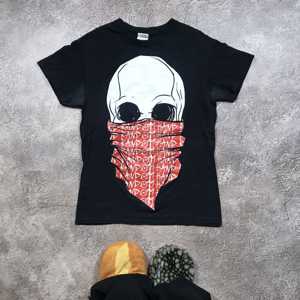 VINTAGE ADULT RANDOM HAND SKULL IN BANDANA FUNNY TEE Y2K