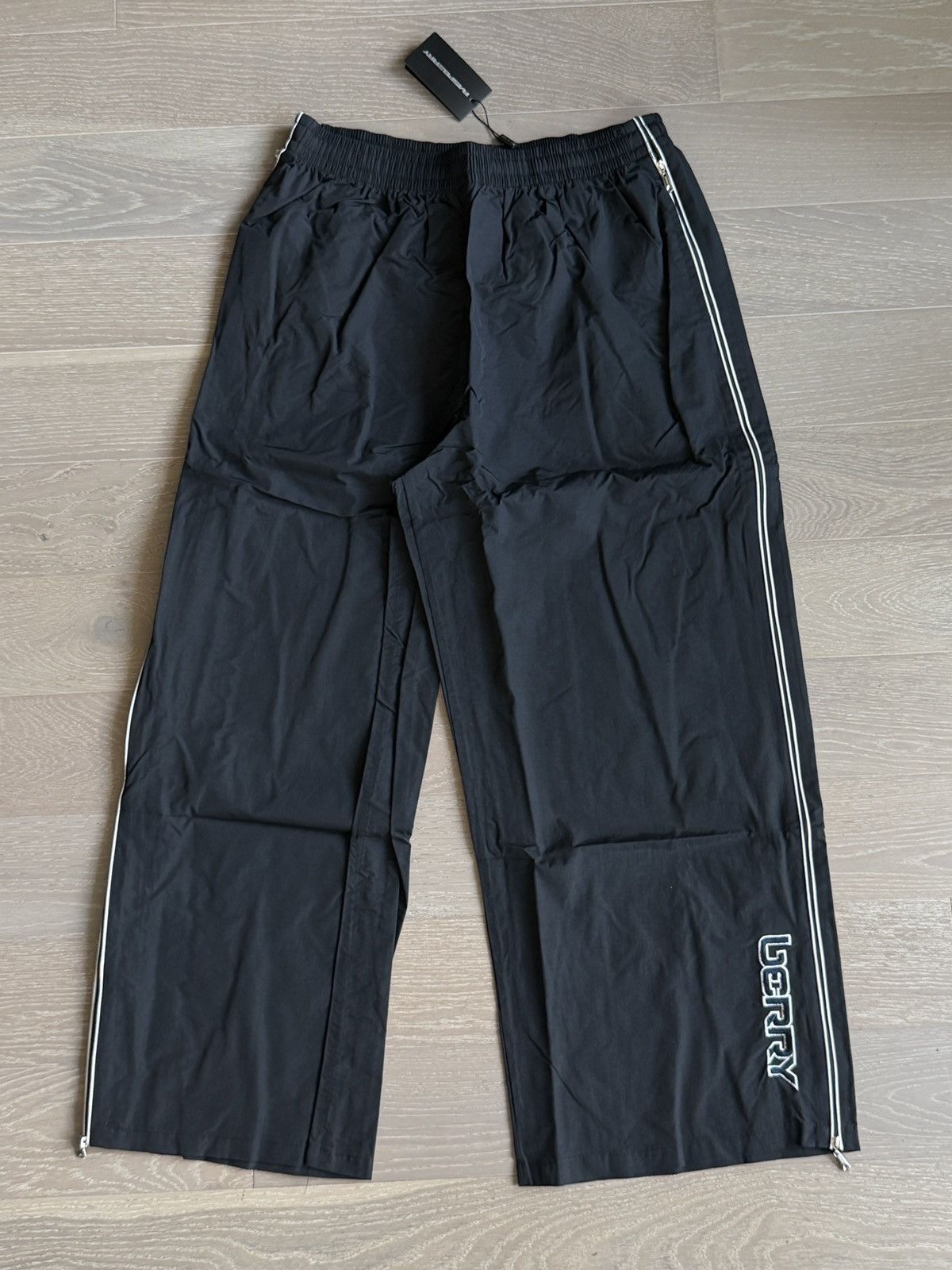The GV Gallery LARGE THE GV GALLERY RASPBERRY HILLS D WILL SWEATS Size US 36 / EU 52 - 1 Thumbnail