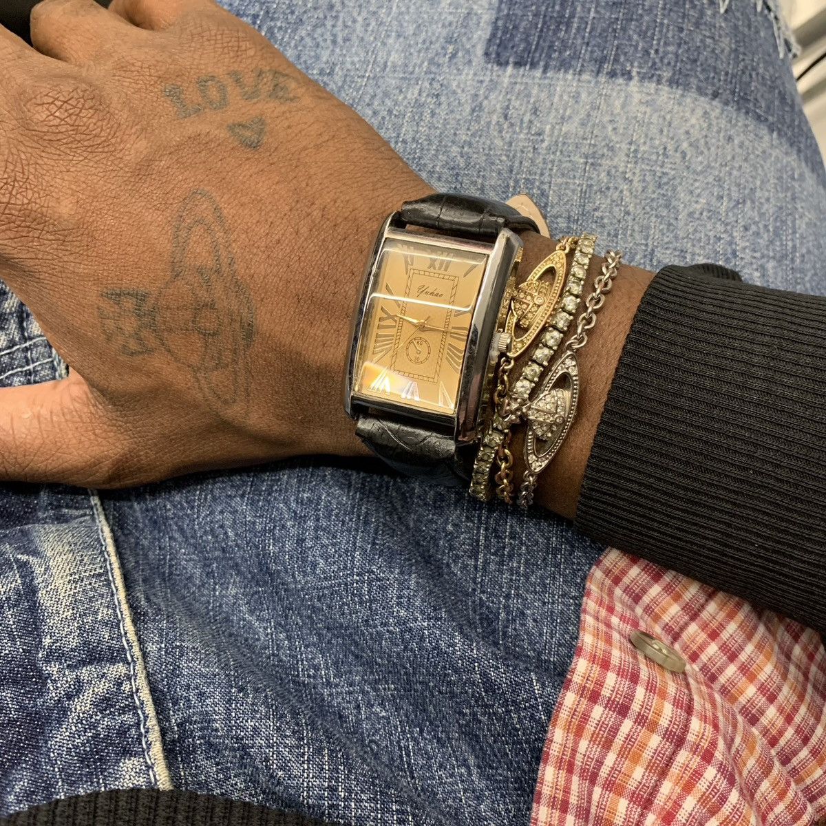 Vintage Vintage 90s vintage retro luxury style gold leather watch Size ONE SIZE - 1 Thumbnail
