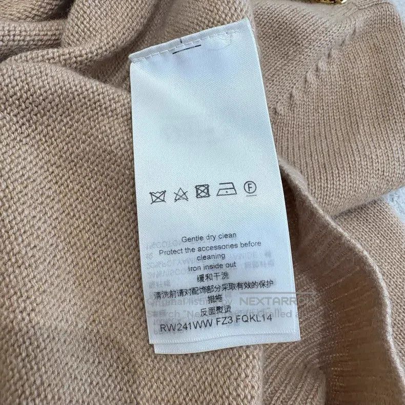 Louis Vuitton Louis Vuitton Embroidered cashmere badge sweater Size US XS / EU 42 / 0 - 8 Thumbnail