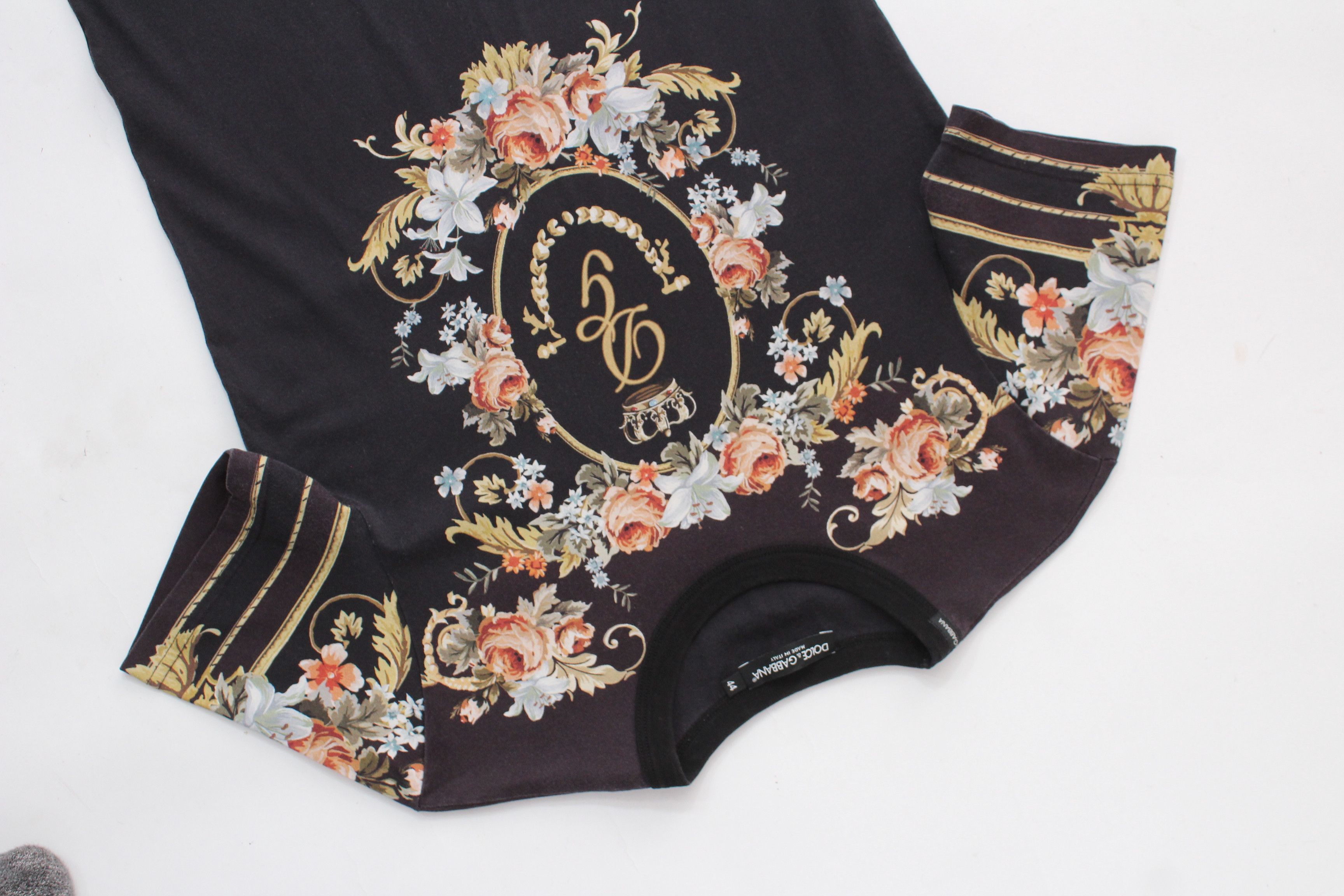 Dolce & Gabbana Dolce & Gabbana Baroque Floral Crown Logo Tee Black Size 44 Size US S / EU 44-46 / 1 - 8 Thumbnail