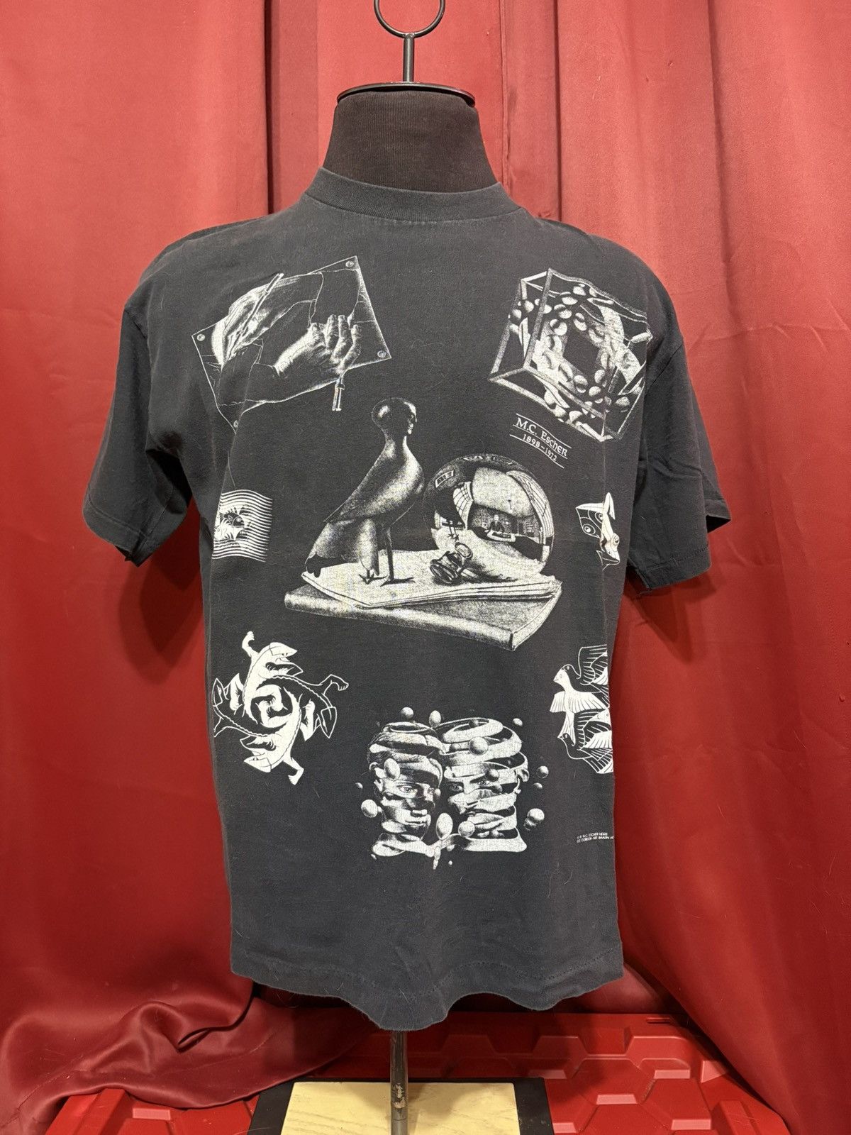 Vintage Vintage MC Escher Tshirt 90’s All Over Print Art Tee Duality Size US XL / EU 56 / 4 - 1 Thumbnail