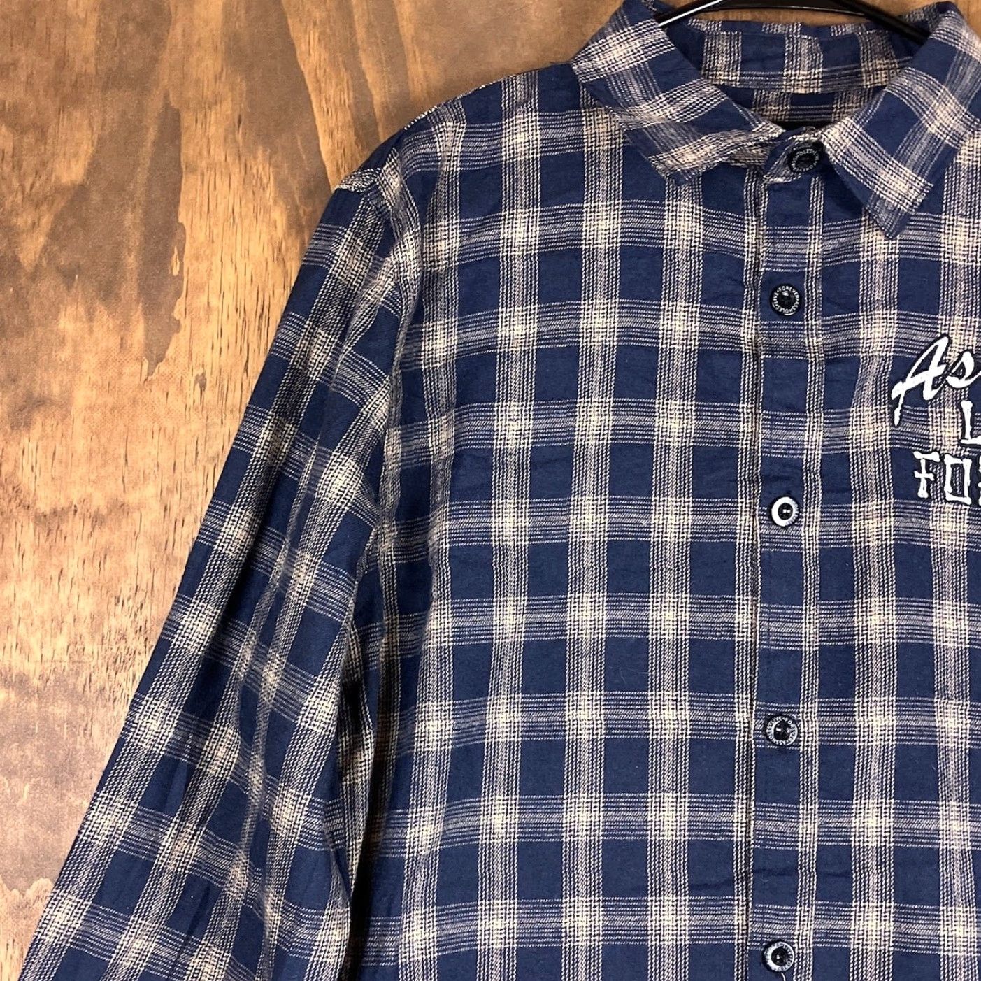 Vintage VINTAGE A51117holes Live Fovrever Mens Shirt Plaid Button-Down Cotton Blend L Navy Beige (Collared, Long Sleeve) Mens Size US L / EU 52-54 / 3 - 4 Thumbnail