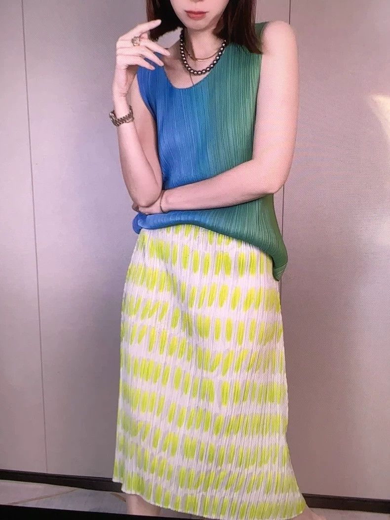 Issey Miyake Issey Miyake size:1 Green feather petal pleated skirt Size 23" - 5 Thumbnail