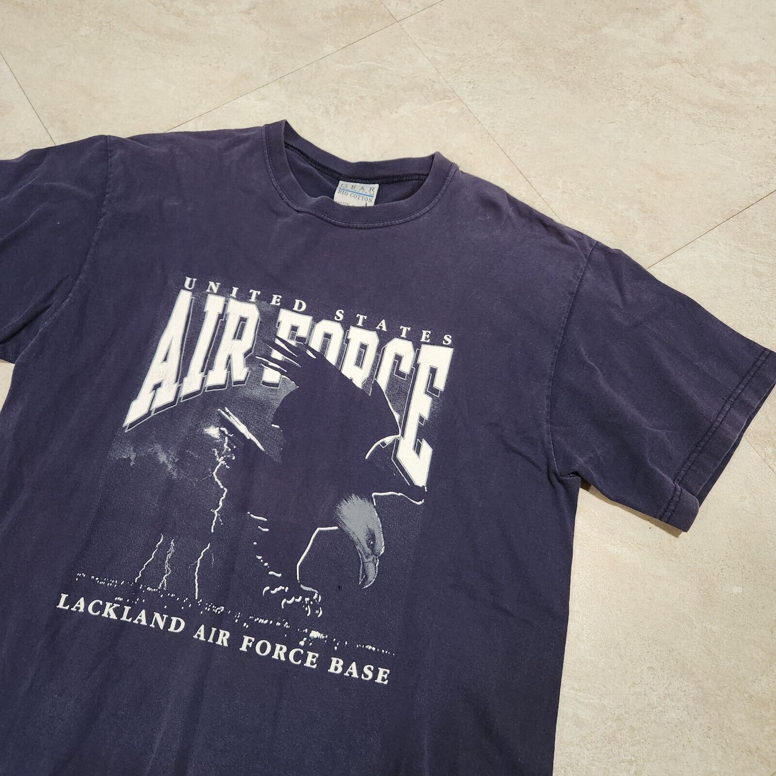 T-shirt Graphique Blanc Lackland AFB TX - 320 TRS FLT 557 & 558 'I SURVIVED' - Taille L Homme