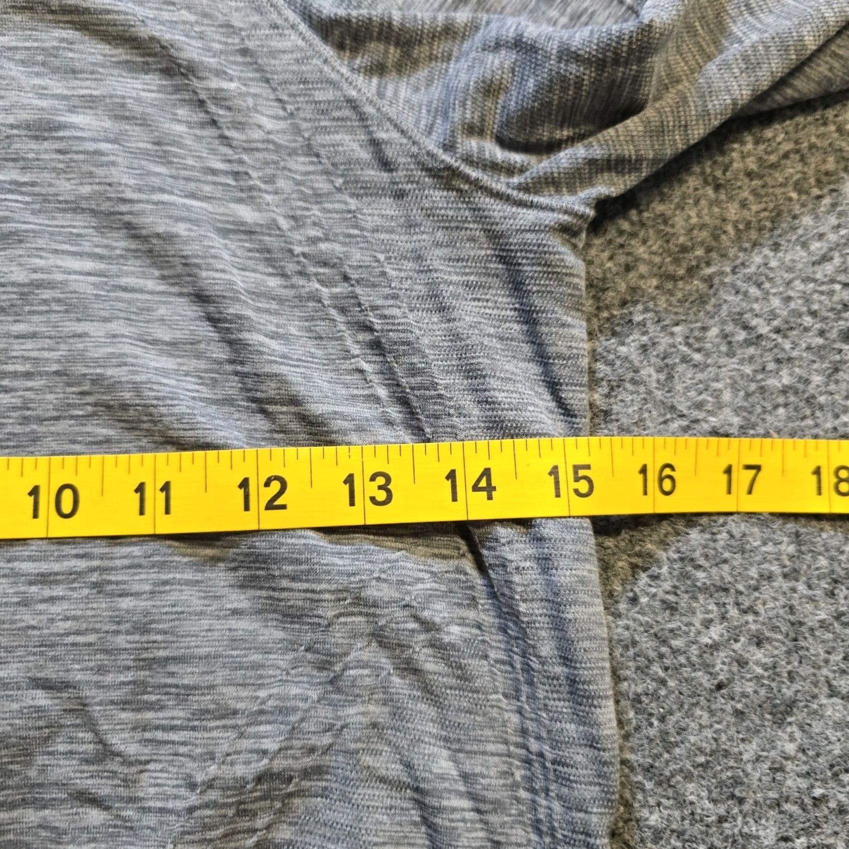 Athleta Athleta Top Women Size Small Gray Nylon Stretchy Textured Performance Athletic Shirt Girls Mens Womens Size S / US 4 / IT 40 - 5 Thumbnail