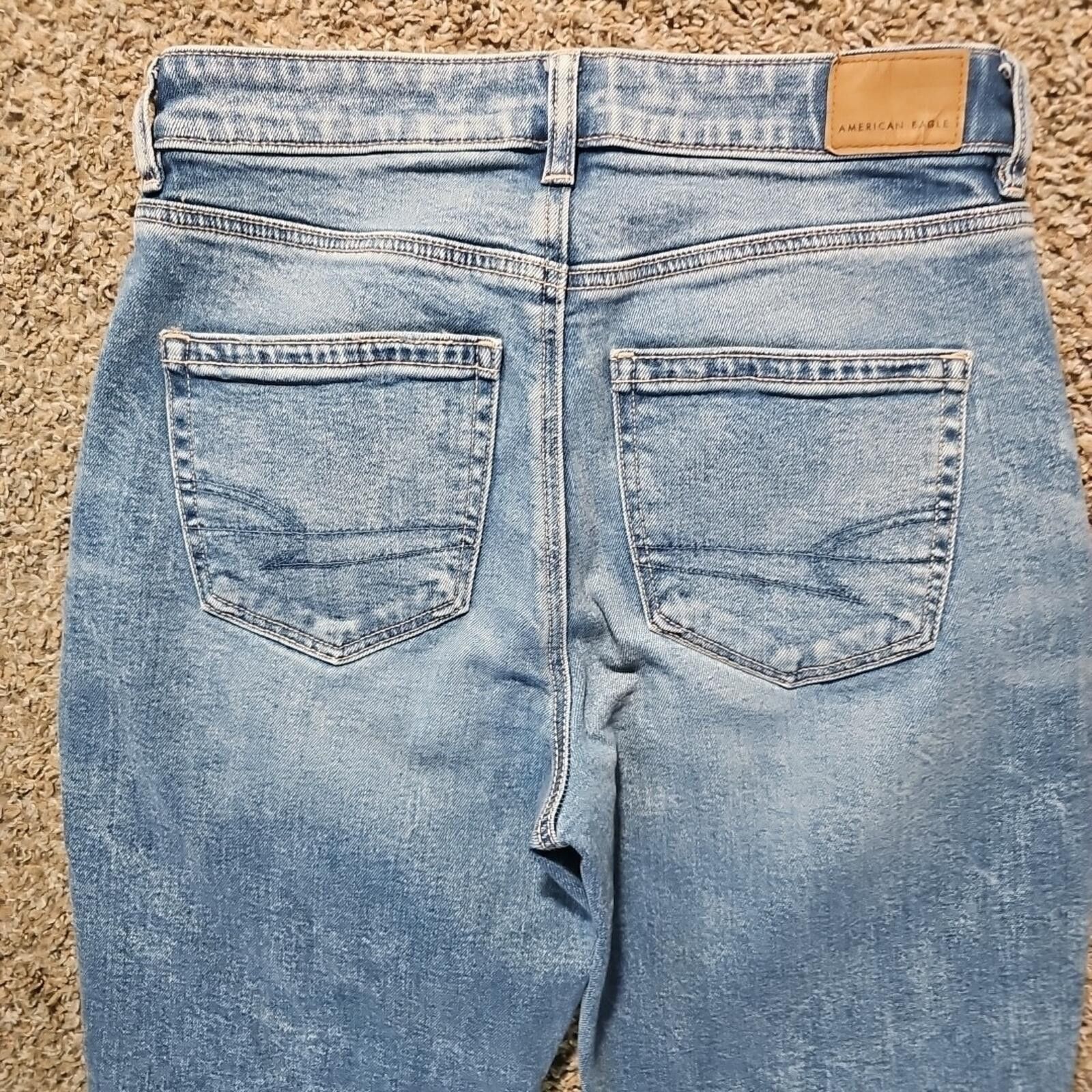 American Eagle Outfitters American Eagle 2 Short Distressed Strigid Mom Jeans Denim Size 26" / US 2 / IT 38 - 6 Thumbnail