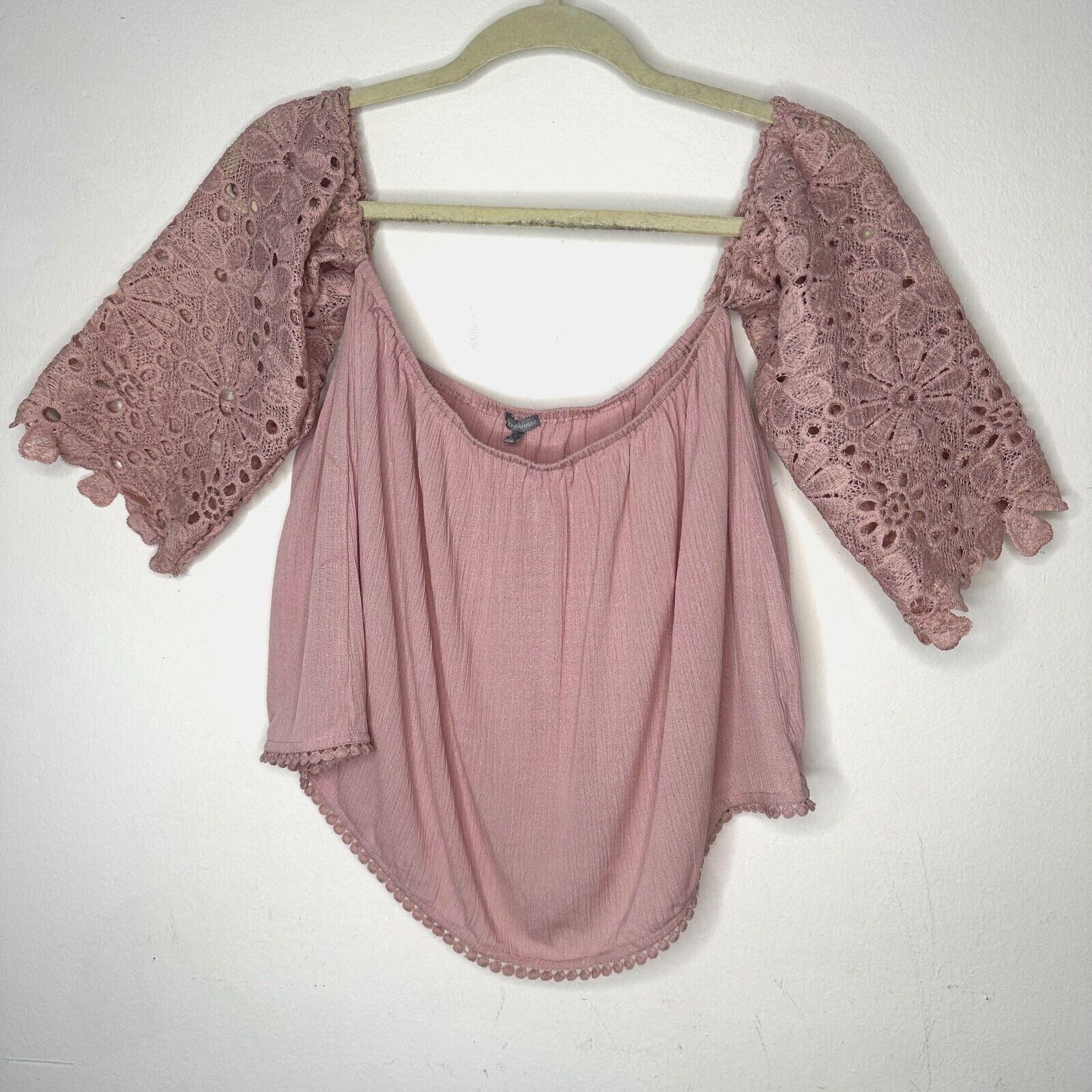 Other Charlotte Russe Dusty Pink Off Shoulder Eyelet Crop Blouse S Size S / US 4 / IT 40 - 1 Thumbnail