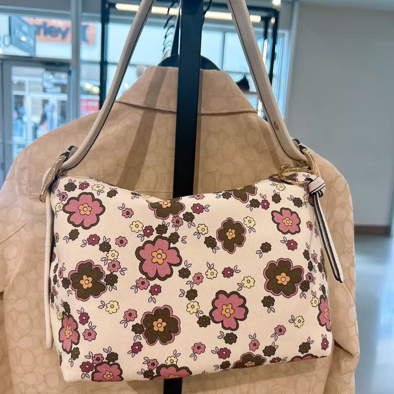 Coach Cargo Shoulder Bag With Floral Print CDW55 Chalk/Daisy Size ONE SIZE - 4 Thumbnail
