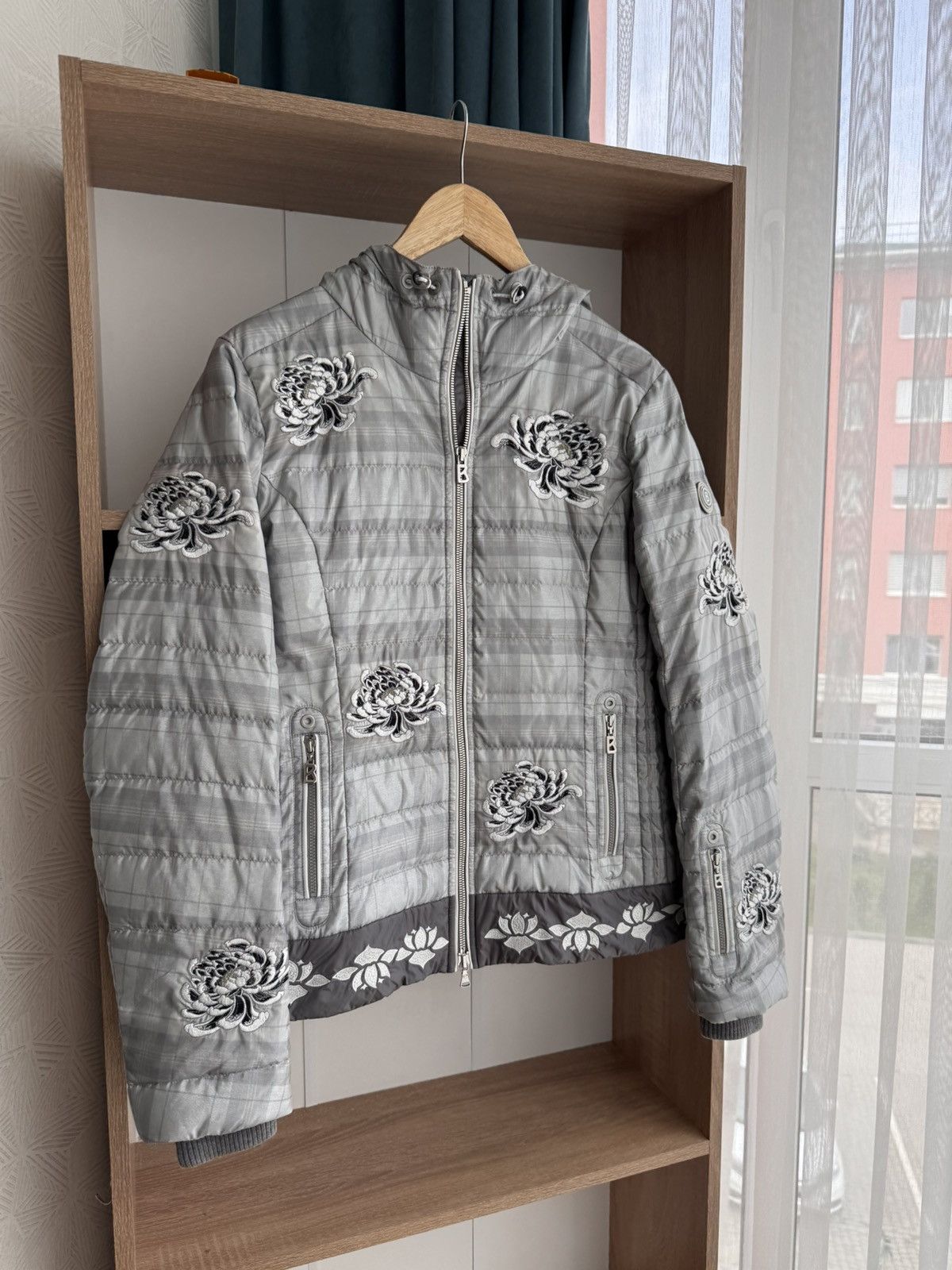 Bogner × Vintage Vintage Bogner Nepal Connection W’ Grey Flower Ski Jacket Size S / US 4 / IT 40 - 6 Thumbnail